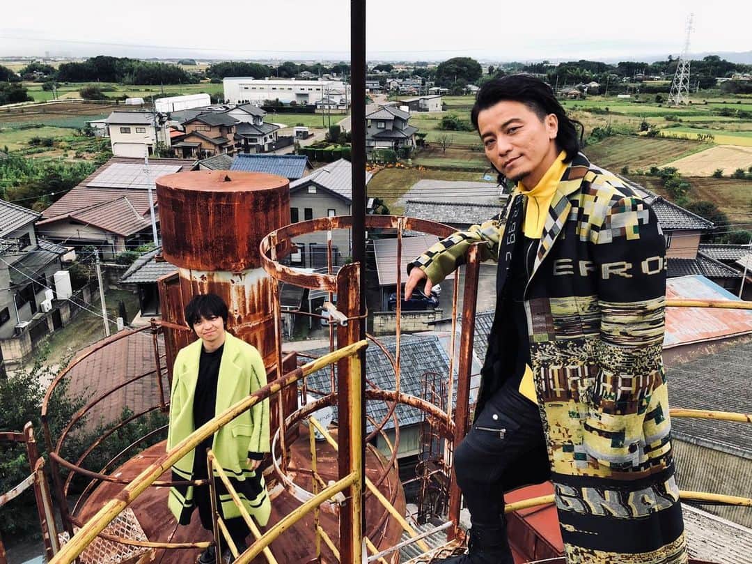 KREVAのインスタグラム：「「Fall in Love Again feat.三浦大知」-Digital- Out Now !  #KREVA #三浦大知 #FallinLoveAgain #写真撮影 #監督の大喜多さん」
