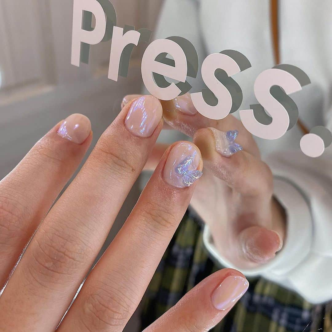 PRESSさんのインスタグラム写真 - (PRESSInstagram)「【ちょうちょネイル特集】 保存して参考にしてみてね💅🏻 ㅤㅤㅤ  ちょこんと乗った蝶々がかわいい！ㅤ ㅤㅤ 表参道にあるPress. Salon では可愛らしさも上品さも手に入る大人ネイルができます💫 ㅤㅤ Special thanks ❤︎﻿ @press.nail__mai  ㅤㅤㅤ —————————————————— ㅤ﻿ ﻿ お気に入りの写真に @press.inc ﻿ タグ🏷して投稿してください♡﻿ あなたのアカウントをご紹介致します! ㅤ﻿ ㅤ﻿ —————————————————— ﻿ ﻿ #ネイル#秋ネイルデザイン #PRESSネイル#マグネットネイル#大理石ネイル#オーロラネイル#秋ネイル2020 #ネイルデザイン #ネイルアート #ネイルサロン#トレンドネイル #ネイルデザイン#アートネイル#冬ネイル#ちょうちょネイル#蝶々ネイル」12月2日 22時05分 - press.inc