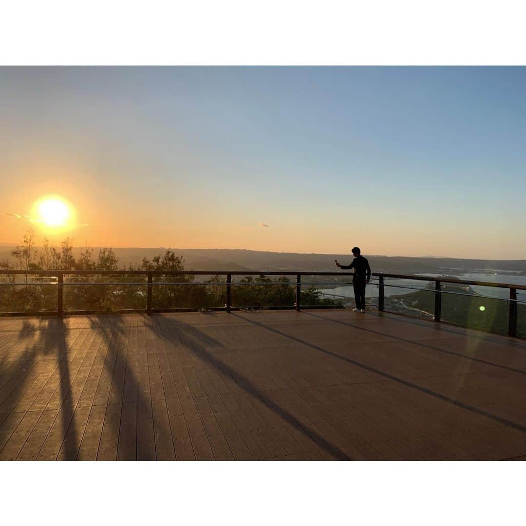 南圭介さんのインスタグラム写真 - (南圭介Instagram)「あの時の鏡山の夕焼け。  あの時の鏡山からの南圭介STYLE配信。  唐津城や虹の松原を一望出来るスポット。 美しい水平線に、温かい夕焼け。 この時、南は地球を感じました。  また行きたい場所です。  That is a wonderful place. Mantul!!🇮🇩  https://fanicon.net/fancommunities/72 もしよければこちらに残っているであろうアーカイブの刮目も是非！ プロフィールのURLから是非！  #佐賀さいこうフェス2020 #saga #3×3 #basketball  #sagasupergames2020  #唐津 #鏡山 #鏡山展望台 #karatsu #南圭介style #fanicon」12月2日 22時06分 - keisuke_minami73