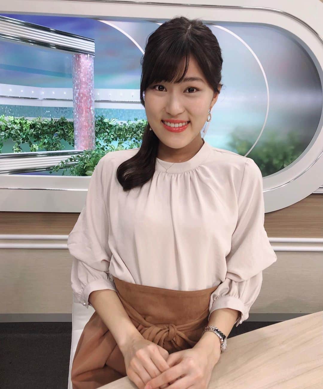 のインスタグラム：「今日はサイドヘアでした💇‍♀️ すっきり！ スカートに合わせて、 アクセサリーはピンクゴールドに✨ 衣装は袖ふんわりのブラウス♡ ・ 今週もあと半分 がんばりましょう☺️ ・ ・ #チバテレ #ニュースキャスター #女子アナ #アナウンサー #衣装提供 #衣装 #リオマル #ブラウス #ブラウスコーデ #女子アナコーデ #サイドヘアー #フリーアナウンサー #竹内里奈」