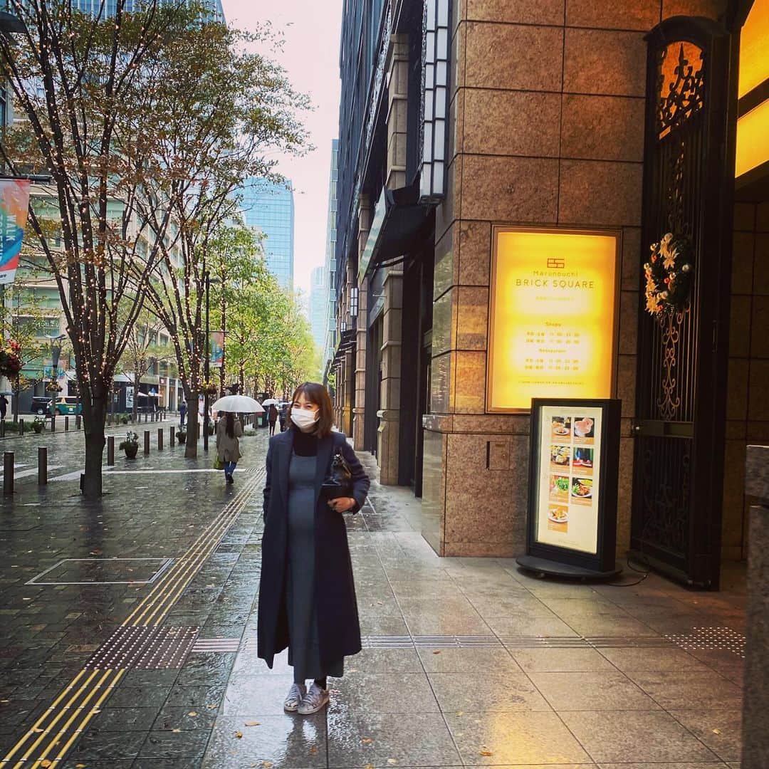 小泉里子のインスタグラム：「丸の内。 外はイルミネーション、お店の中はどこもクリスマスソング🎄 今年もラストスパートなのね。 都内に来ると、やたらと実感する。」