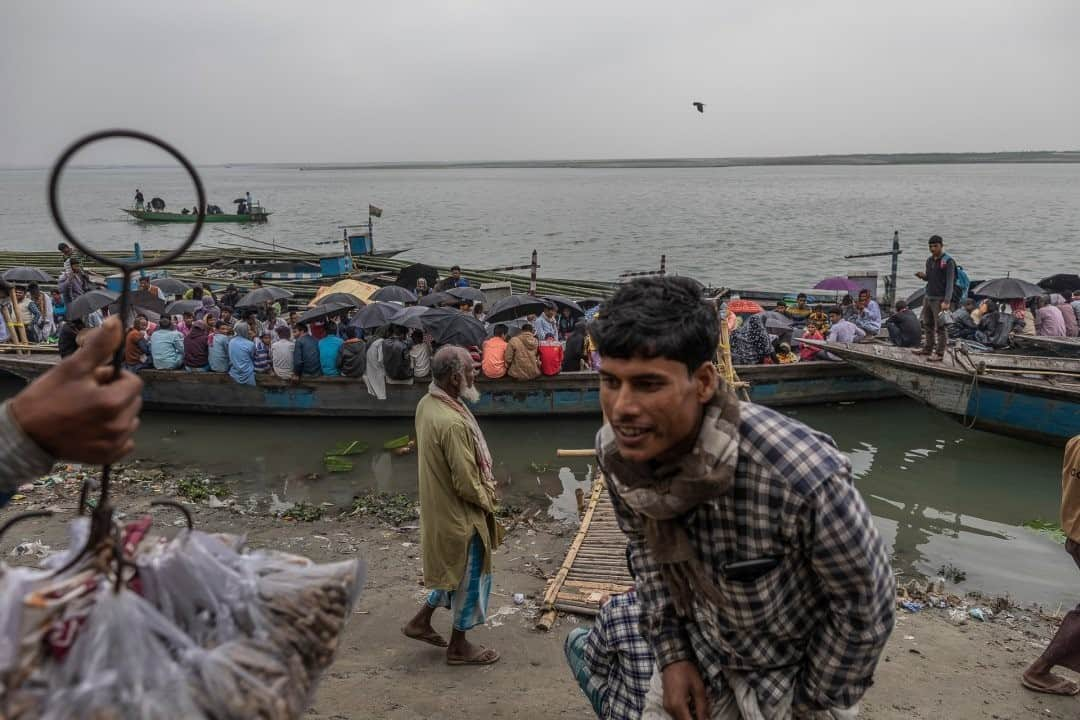 ナショナルジオグラフィックさんのインスタグラム写真 - (ナショナルジオグラフィックInstagram)「Photo by @johnstanmeyer / Ferries on the Brahmaputra River bring workers from remote villages to the busy town of Dhuburi, in the state of Assam. Waterways provide the largest and least expensive mode of transport for people and goods in India. The photograph is from my latest story in @natgeo magazine, "Water Everywhere, and Nowhere," in the August issue, now on newsstands worldwide. @outofedenwalk #walkingindia #edenwalk #india #assam #dhuburi  Check out Nat Geo's link in bio for more on this story.」12月2日 20時39分 - natgeo