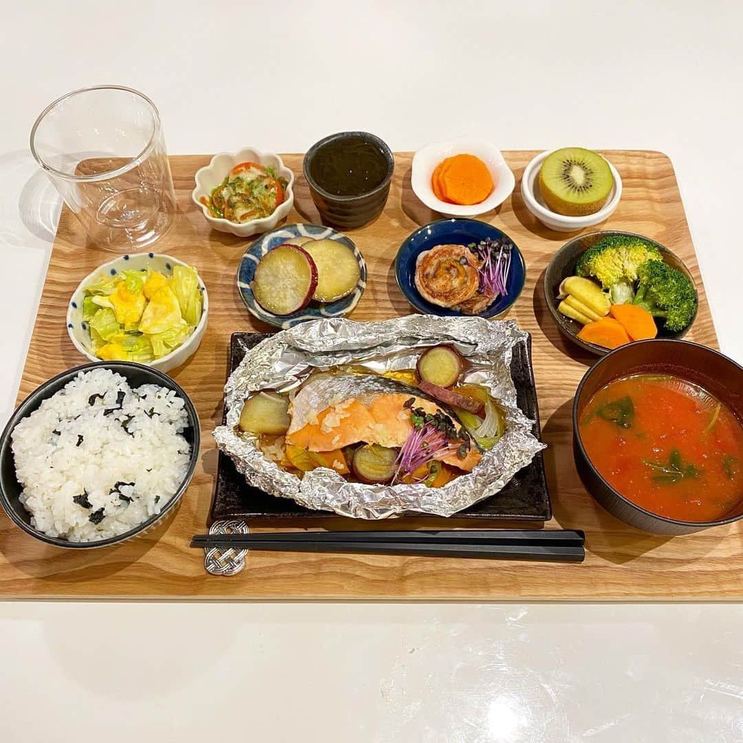 姫野れみのインスタグラム：「#石毛家の食卓 👨🏿‍🍳 #ちゃんとoisix "Day２📖"  🐟#鮭とたっぷり野菜のホイル焼き (oisix) 🧀#豚肉の大葉チーズ巻き 🥗#キャベツとたまごのおかかサラダ (oisix) 🍠#レンジでホク甘おさつバター (oisix) 🥦#自家製玉ねぎソースの温野菜 🥕#人参のグラッセ 🌊#もずく酢 🍅#プチトマトのバジルチーズ焼き 🍚#わかめご飯 🍲#ほうれん草のトマト味噌汁 (oisix) 🥝#キウイ  我が家のように、品数多めに出す食卓だと 前日作ったoisixメニューも常備菜として また美味しく頂けるので嬉しいです😌♡  #oisix #dinner #food #cooking #サッカー選手のごはん #アスリートフードマイスター #オイシックス #プレミアムモニター #料理 #夕食 #アスリート飯 #夜ご飯 #夜ごはん #手作り料理 #手作りごはん #おうちごはん #レシピ」