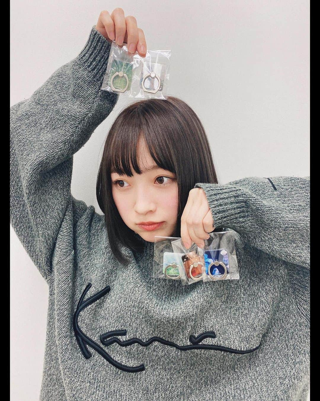 東由樹さんのインスタグラム写真 - (東由樹Instagram)「﻿ ﻿ ﻿ ﻿ ﻿ ﻿ ゆきつんカメラ in NMB48﻿ 〜眩しくすぎた日々、突然君の匂いがした〜﻿ ﻿ 【 #ゆきつんカメラ写真展 】での﻿ グッズを改めて紹介していきます☺️﻿ ﻿ ﻿ ﻿ ▶︎ショルダーバック﻿ ﻿ これは一番拘ったと言っても良いくらい😃﻿ ﻿ ストラップにはゆきつんカメラを入れたくて﻿ 素材からあれやこれやと伝えてました(笑)﻿ なんとなく歴史が分かるような写真を選んでるので﻿ よーく見てみて下さい☺️﻿ 因みに、博多座でのハッピー食堂が混ざり込んでます(笑)﻿ ﻿ 外ポケットをクリアにした理由は﻿ 使う方によって遊んでほしかったからです！﻿ 推しのグッズを入れたり好きな物を入れて﻿ 日替わりで楽しんでもらえるように🎨﻿ ﻿ あと、なぜ観覧車の写真なのか🎡﻿ 観覧車は1周するのに約15分と言われてます。﻿ それを知った時に何処が似ていると思って﻿ ﻿ それは私たちアイドルと応援して下さる皆さんは﻿ 限られた時間しか会う事が出来ないという事🥺﻿ 限られた時間の中で様々な想いを伝え合い﻿ 成り立つ関係性...観覧車よりも短いかもしれない﻿ それでも何周も何周もしていると伝わる﻿ ﻿ 観覧車もまた乗りたいなって思う事があって﻿ 飽きる事はないのかな〜と。﻿ なんだか何処か似てる気がした、、﻿ ﻿ という私が思う気持ちで観覧車にしました！﻿ ﻿ ﻿ ﻿ ▶︎マスク﻿ ﻿ これもどの様にゆきつんカメラを入れるか﻿ すっごく迷ったんですけど﻿ やっぱり日常に少しでもNMB48を感じて欲しくて﻿ 男女ともに使いやすいと思った耳の部分に入れました！﻿ ﻿ 最初はもっと目立つ感じにする案もあったけど﻿ 女性は髪型によって普段使いしやすいかな﻿ でも、男性は髪の毛短い方多いから目立ちすぎるか？﻿ ﻿ 色も黒を付けるのに抵抗ある方もいるのかな﻿ だとすると2色ある方が手に取ってもらいやすいかな？﻿ ﻿ ってたくさん考えての結果です！！﻿ だから使うときは分かりにくくなってしまうけど﻿ NMB48をゆきつんカメラを身に付けてね😷♡﻿ ﻿ ﻿ ﻿ ﻿ ▶︎ブックマーク﻿ ﻿ これは様々な使い方が出来るかなと思って﻿ 取り入れさせて頂きました✨﻿ ﻿ 飾るも良し！小説と共に使うも良し！﻿ ショルダーバックに入れてもいいしね🤗﻿ ﻿ こちらのデザインは﻿ メンバーと風景写真を混ぜ込んであります‼︎﻿ ﻿ ﻿ ﻿ ﻿ ▶︎卓上カレンダー﻿ ﻿ これは以前に発売させて頂いたカレンダー以降﻿ また出して欲しいという意見を多く頂いてて﻿ 作らせていただきました🥳🥳﻿ ﻿ 誕生日付きのメンバーがわかる様に﻿ 振り分けられているのでたくさん愛用してね♡﻿ ﻿ ２月は私しか居なかったので﻿ 東由樹祭りなページになってまーす🤗ｱﾊ﻿ ﻿ 12月はびっくり多かったので小さめだけど﻿ メンバー祭りだからお楽しみに♡♡﻿ ﻿ ﻿ ﻿ ▶︎スマートフォンホールドリング﻿ ﻿ これは風景写真のみのデザイン！﻿ ど、ど、どうでしょうか？？﻿ これが一番心配アイテムでした😂ﾍﾍ﻿ ﻿ 普段メンバーを届けてたので﻿ 風景のみとなるとどういう反応なのか、、﻿ 手に取って下さった方はいるかな？🥺﻿ ﻿ 携帯のワンポイントになってると嬉しいです😊﻿ ﻿ ﻿ ﻿ ▶︎PHOTO BOOK﻿ ﻿ こちらはどかーーーんと！ゆきつんカメラ祭り﻿ ぎゅっと詰め込ませて頂きました🥳﻿ 未公開カットも中にはあるので探してみてね！﻿ ﻿ 実際にゆきつんカメラ写真集が発売出来るよう﻿ なんだか気持ちが強くなりました😊✨﻿ ﻿ ﻿ ﻿ ﻿ 写真展では展示しきれなかったカットを﻿ グッズに詰め込んでいるのでたくさんの方に﻿ まだまだ届くと嬉しいです！！﻿ ﻿ ﻿ オンラインでも発売してるので﻿ よろしくお願いします☺️✨﻿ ﻿ ﻿ ﻿ ﻿ ﻿ あ、新たに撮り下ろした10人の生写真も﻿ あるのでそちらもよろしくお願いします♡﻿ ﻿ ﻿ ﻿ ﻿ ﻿ ﻿ #ゆきつんカメラ﻿ #ゆきつんカメラグッズ﻿ #ゆきつんカメラ写真展﻿ #nmb48写真展﻿ ﻿ ﻿」12月2日 20時42分 - yukitsun_0217