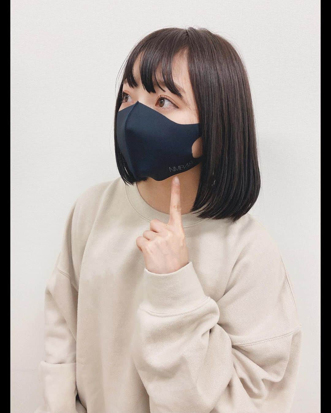 東由樹さんのインスタグラム写真 - (東由樹Instagram)「﻿ ﻿ ﻿ ﻿ ﻿ ﻿ ゆきつんカメラ in NMB48﻿ 〜眩しくすぎた日々、突然君の匂いがした〜﻿ ﻿ 【 #ゆきつんカメラ写真展 】での﻿ グッズを改めて紹介していきます☺️﻿ ﻿ ﻿ ﻿ ▶︎ショルダーバック﻿ ﻿ これは一番拘ったと言っても良いくらい😃﻿ ﻿ ストラップにはゆきつんカメラを入れたくて﻿ 素材からあれやこれやと伝えてました(笑)﻿ なんとなく歴史が分かるような写真を選んでるので﻿ よーく見てみて下さい☺️﻿ 因みに、博多座でのハッピー食堂が混ざり込んでます(笑)﻿ ﻿ 外ポケットをクリアにした理由は﻿ 使う方によって遊んでほしかったからです！﻿ 推しのグッズを入れたり好きな物を入れて﻿ 日替わりで楽しんでもらえるように🎨﻿ ﻿ あと、なぜ観覧車の写真なのか🎡﻿ 観覧車は1周するのに約15分と言われてます。﻿ それを知った時に何処が似ていると思って﻿ ﻿ それは私たちアイドルと応援して下さる皆さんは﻿ 限られた時間しか会う事が出来ないという事🥺﻿ 限られた時間の中で様々な想いを伝え合い﻿ 成り立つ関係性...観覧車よりも短いかもしれない﻿ それでも何周も何周もしていると伝わる﻿ ﻿ 観覧車もまた乗りたいなって思う事があって﻿ 飽きる事はないのかな〜と。﻿ なんだか何処か似てる気がした、、﻿ ﻿ という私が思う気持ちで観覧車にしました！﻿ ﻿ ﻿ ﻿ ▶︎マスク﻿ ﻿ これもどの様にゆきつんカメラを入れるか﻿ すっごく迷ったんですけど﻿ やっぱり日常に少しでもNMB48を感じて欲しくて﻿ 男女ともに使いやすいと思った耳の部分に入れました！﻿ ﻿ 最初はもっと目立つ感じにする案もあったけど﻿ 女性は髪型によって普段使いしやすいかな﻿ でも、男性は髪の毛短い方多いから目立ちすぎるか？﻿ ﻿ 色も黒を付けるのに抵抗ある方もいるのかな﻿ だとすると2色ある方が手に取ってもらいやすいかな？﻿ ﻿ ってたくさん考えての結果です！！﻿ だから使うときは分かりにくくなってしまうけど﻿ NMB48をゆきつんカメラを身に付けてね😷♡﻿ ﻿ ﻿ ﻿ ﻿ ▶︎ブックマーク﻿ ﻿ これは様々な使い方が出来るかなと思って﻿ 取り入れさせて頂きました✨﻿ ﻿ 飾るも良し！小説と共に使うも良し！﻿ ショルダーバックに入れてもいいしね🤗﻿ ﻿ こちらのデザインは﻿ メンバーと風景写真を混ぜ込んであります‼︎﻿ ﻿ ﻿ ﻿ ﻿ ▶︎卓上カレンダー﻿ ﻿ これは以前に発売させて頂いたカレンダー以降﻿ また出して欲しいという意見を多く頂いてて﻿ 作らせていただきました🥳🥳﻿ ﻿ 誕生日付きのメンバーがわかる様に﻿ 振り分けられているのでたくさん愛用してね♡﻿ ﻿ ２月は私しか居なかったので﻿ 東由樹祭りなページになってまーす🤗ｱﾊ﻿ ﻿ 12月はびっくり多かったので小さめだけど﻿ メンバー祭りだからお楽しみに♡♡﻿ ﻿ ﻿ ﻿ ▶︎スマートフォンホールドリング﻿ ﻿ これは風景写真のみのデザイン！﻿ ど、ど、どうでしょうか？？﻿ これが一番心配アイテムでした😂ﾍﾍ﻿ ﻿ 普段メンバーを届けてたので﻿ 風景のみとなるとどういう反応なのか、、﻿ 手に取って下さった方はいるかな？🥺﻿ ﻿ 携帯のワンポイントになってると嬉しいです😊﻿ ﻿ ﻿ ﻿ ▶︎PHOTO BOOK﻿ ﻿ こちらはどかーーーんと！ゆきつんカメラ祭り﻿ ぎゅっと詰め込ませて頂きました🥳﻿ 未公開カットも中にはあるので探してみてね！﻿ ﻿ 実際にゆきつんカメラ写真集が発売出来るよう﻿ なんだか気持ちが強くなりました😊✨﻿ ﻿ ﻿ ﻿ ﻿ 写真展では展示しきれなかったカットを﻿ グッズに詰め込んでいるのでたくさんの方に﻿ まだまだ届くと嬉しいです！！﻿ ﻿ ﻿ オンラインでも発売してるので﻿ よろしくお願いします☺️✨﻿ ﻿ ﻿ ﻿ ﻿ ﻿ あ、新たに撮り下ろした10人の生写真も﻿ あるのでそちらもよろしくお願いします♡﻿ ﻿ ﻿ ﻿ ﻿ ﻿ ﻿ #ゆきつんカメラ﻿ #ゆきつんカメラグッズ﻿ #ゆきつんカメラ写真展﻿ #nmb48写真展﻿ ﻿ ﻿」12月2日 20時42分 - yukitsun_0217