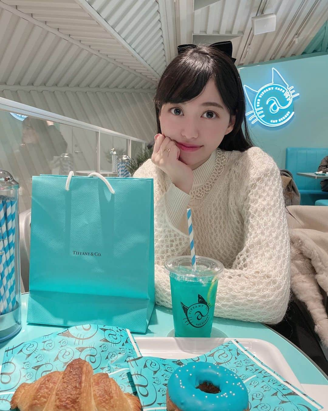 日達舞のインスタグラム：「. 💎念願のTiffanyカフェ💎 ランチメニューは無いのでティータイムのみ楽しめます🎶クロワッサンとドーナツとレモネードで1000円くらいでした😚 リングケースの上に座れるフォトブースはもう終わってしまっていた💦😢  #ティファニー#ティファニーカフェ#Tiffany#tiffanycafe #tiffanyandco #tiffanyring #tiffanyblue #ティファニーブルー #ティファニーリング #東京カフェ#東京カフェ巡り #東京カフェ部 #東京カフェめぐり#表参道カフェ#表参道#キャットストリート #レモネード #クロワッサン #ドーナツ #croissant #オードリーヘップバーン #ミス日本 #ミスコン #ミスコンファイナリスト#missjapan #女子大生 #クリスマスプレゼント #クリスマス #銀座#まいのカフェ」