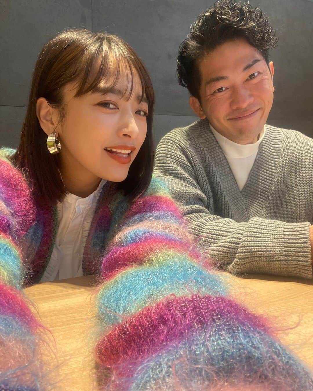 近藤千尋のインスタグラム：「このモケモケニットは @fumietanaka_jp 🤤💜🧶 シャツは @finna.jp 💓 ピアスは @roomx601 🙏 2人とも髪の毛伸び伸び〜☹️笑  今日はYouTube撮影でした📺❤️ 全く更新できていなくて ごめんなさい🙏🙇🏻‍♀️泣  師走だね~💨🏃‍♀️」