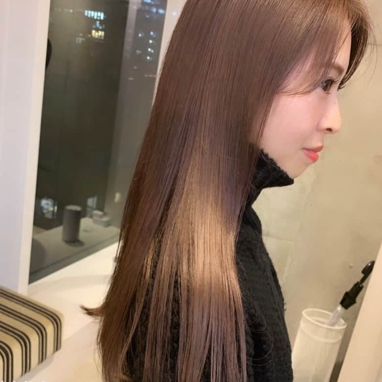 小松美緒のインスタグラム：「beigeに　lavenderと　pinkを　　 ひっそりひっそり忍ばせて　　 ヒカリの当たり方や　 着る洋服で　 すこーし違った見え方をするcolorを。 　 冬のKnit🧶にも合いそうな色をチョイスして。　  ケアブリーチ一回しています。　  いつもありがとうございます♡  @tkms51」