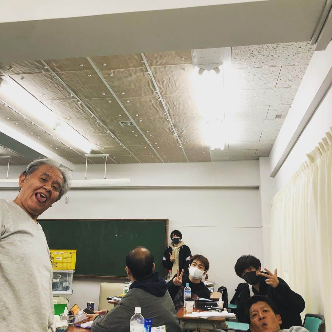 福士誠治さんのインスタグラム写真 - (福士誠治Instagram)「今日の一枚。  大竹くん後ろ向かないで、、、あっ  でも何で分かるんだろ笑笑  素敵な現場に助けられてます。(^-^)  #福士誠治 #渡辺哲 #おおたけこういち #清水優 #駿河太郎 #向野章太郎 #おっかちゃん劇場 #舞台」12月2日 20時51分 - seiji_fukushi