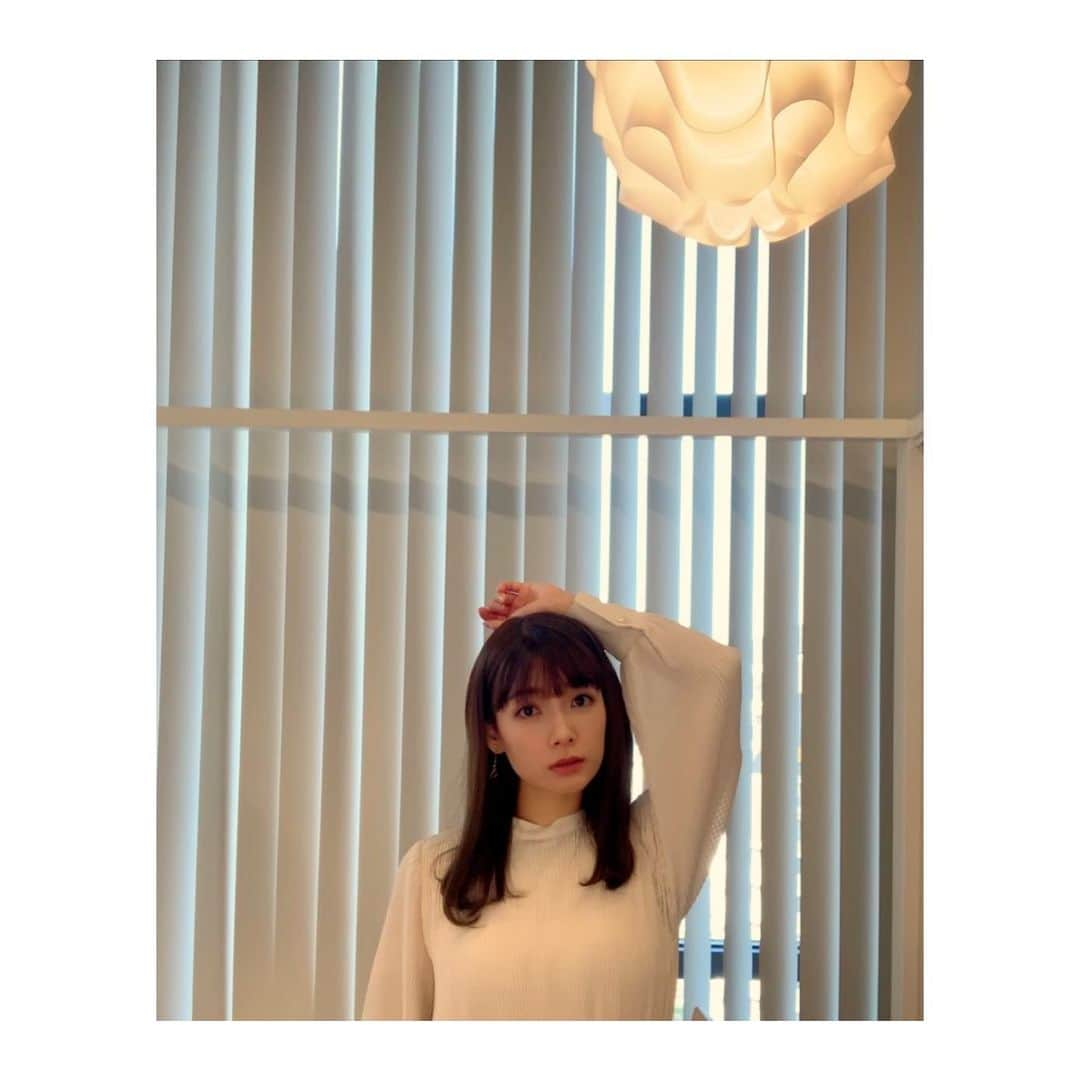 外岡えりかさんのインスタグラム写真 - (外岡えりかInstagram)「. 先日美容院に行ってきました💇‍♀️ 収録の合間に謎ポーズ🙃  @lovest_oto さんいつもありがとうございます💇‍♀️✨  #lovest #hairsalon #美容院」12月2日 20時52分 - erica_tonooka