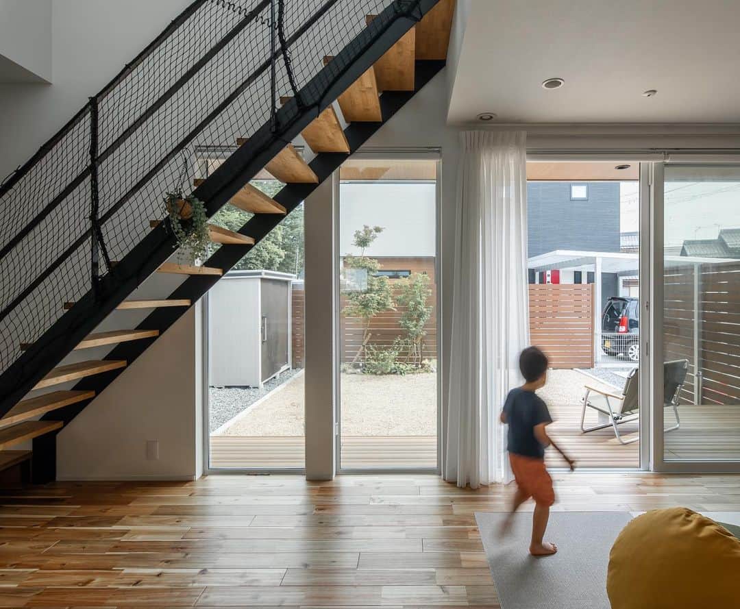 ルポハウス一級建築士事務所さんのインスタグラム写真 - (ルポハウス一級建築士事務所Instagram)「・ ・ ・ 周囲は無垢床・中央は畳、と共に足触りが心地よい異素材を組み合わせたリビング。 ・ 板貼りの壁にはフロート感のある造り付けのテレビボードをすっきりと納めました。 ・ ・ ・ 𓐌𓐌𓐌𓐌𓐌𓐌𓐌𓐌𓐌𓐌𓐌𓐌𓐌𓐌𓐌𓐌𓐌𓐌  ルポハウスの施工事例はこちらまで☞ @reposhouse  𓐌𓐌𓐌𓐌𓐌𓐌𓐌𓐌𓐌𓐌𓐌𓐌𓐌𓐌𓐌𓐌𓐌𓐌 #ルポハウス は#ちょっとかっこいい家 を"友人のために" という思いでつくっています。 一生に一度の#マイホーム。 「あなたにしかできない」×「ルポハウスだからできる」で、 私たちだけの#家づくり を思いっきり楽しんでみませんか？！ ・ ・ ・ #住宅 #注文住宅 #新築一戸建て #デザイナーズ住宅  #一級建築士事務所 #設計事務所 #滋賀県の設計事務所 #リビングインテリア #無垢床 #ネイトビーツ #アカシアフローリング #ダイケン健やかおもて #灰桜色の畳 #リアルウォール #杉羽板張り #フロートタイプテレビボード #造作テレビボード」12月2日 20時52分 - reposhouse