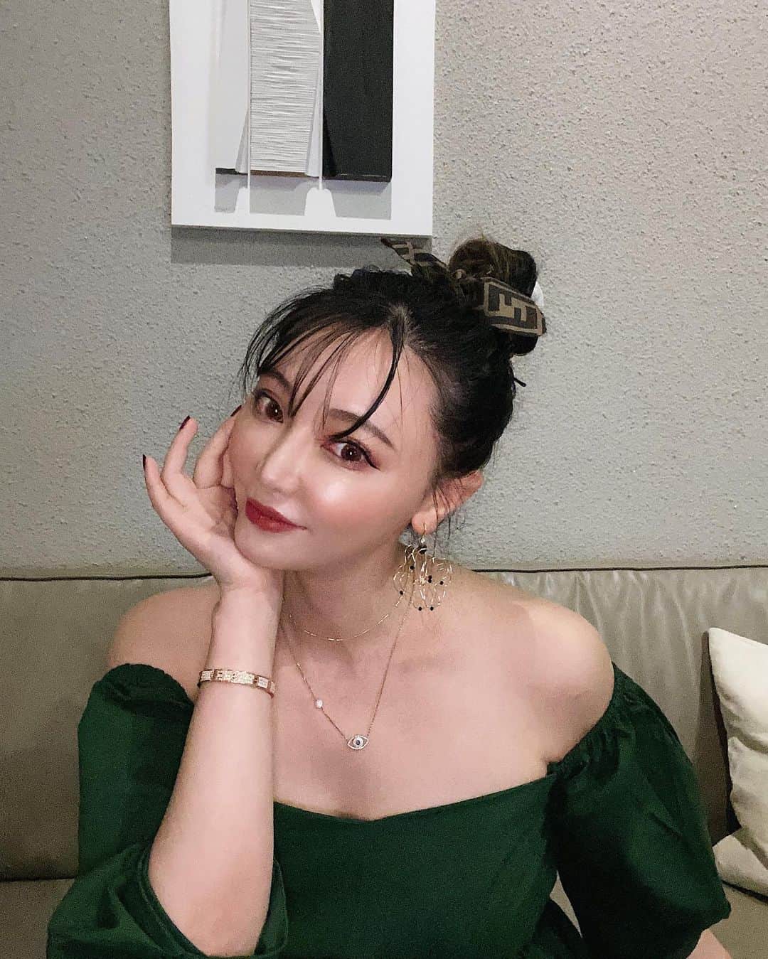 クリスティン・ウェイのインスタグラム：「Enjoying my new dress from @valmuer_official #valmuer #ootd #cwfashion  #christinewei #クリスティンウェイ #valmuer #ヴェルムーア #fashiongram #fashionista  #セットアップコーデ」