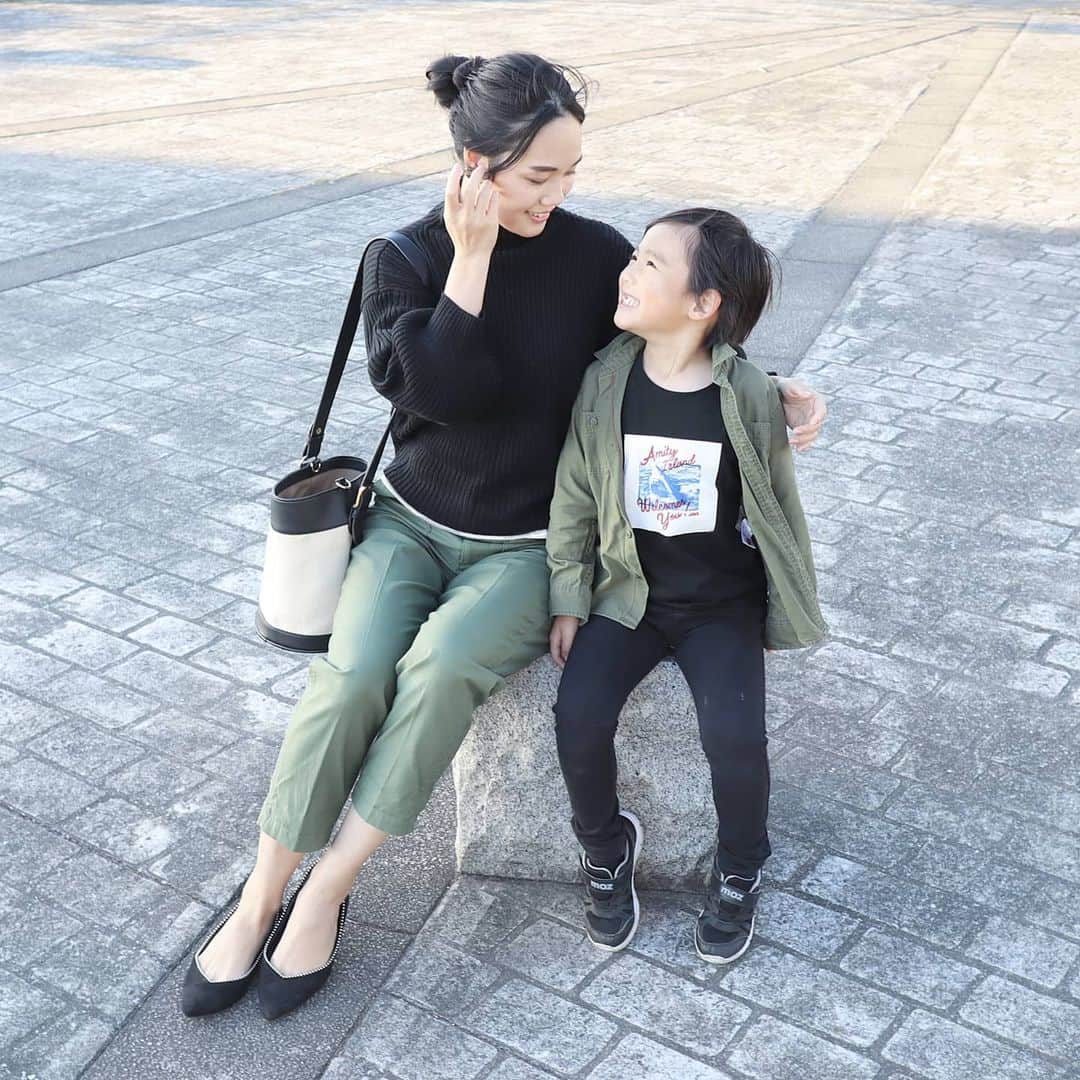 Eri Satoのインスタグラム：「black×olive greenリンクコーデ · 家族で近くに出かけた時の📷✨ · 息子が着ているのは、Amazonのグラフィック アパレル ストアで見つけた JAWS🦈の ジョーズ Amity Island Welcomes You! Tシャツ · サメ好きすぎてJAWSももちろん大好き😂 とっても気に入ってくれてる模様💛 · Amazonの新しいオンデマンド・プリントサービスが始まって、グラフィックTシャツやパーカーなどが購入できるようになってるよ！ · バットマンも可愛くて悩んだ😂💛 キャラ物って避けがちだけど(子供服あるある)、オシャレなデザインがいっぱいあるので探してみてね👀✨ ストアのURLは @satoeri626 のトップページのURLに載せてます！！ · · @amazonfashionjp · #お気に入りのアートを着よう #amazonで発見 #amazonfashionjp #pr #子供服#キッズコーデ#男の子ママ#親子#親子リンクコーデ愛好家 #リンクコーデ#おやこーで #サメ#JAWS#ジョーズ#titivate」