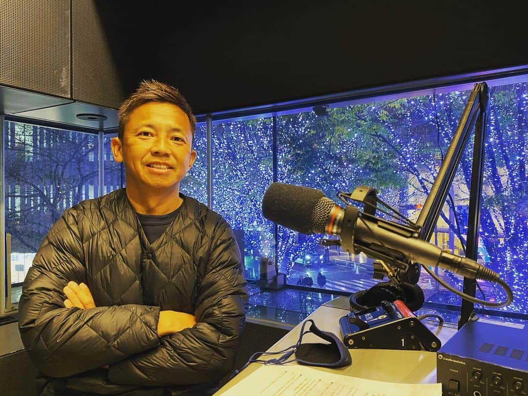GAKU-MCのインスタグラム：「今夜は久しぶりにラジオ収録を夜の時間帯に行いました。スタジオの前の六本木けやき坂は #イルミネーション が始まっております👍」