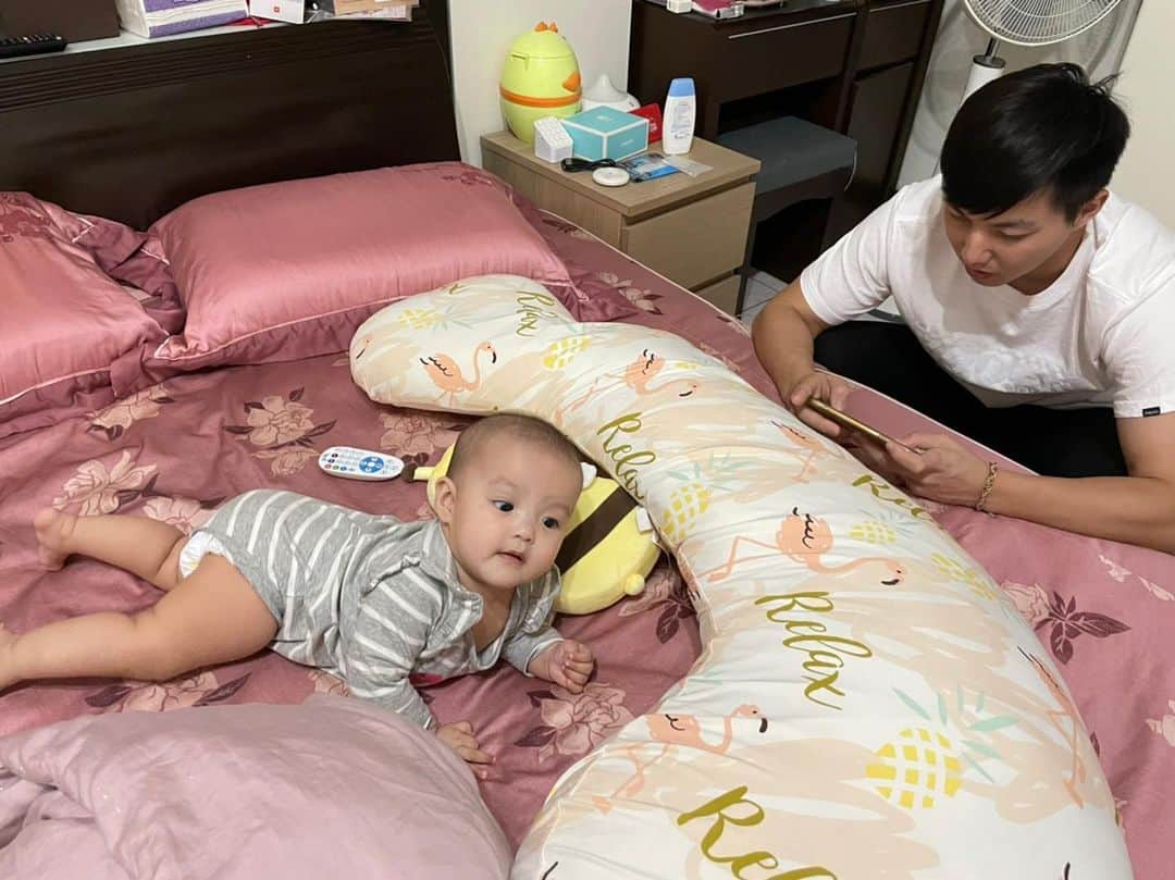 郭俊麟のインスタグラム：「我們這樣算是遠距離戀愛嗎😂」