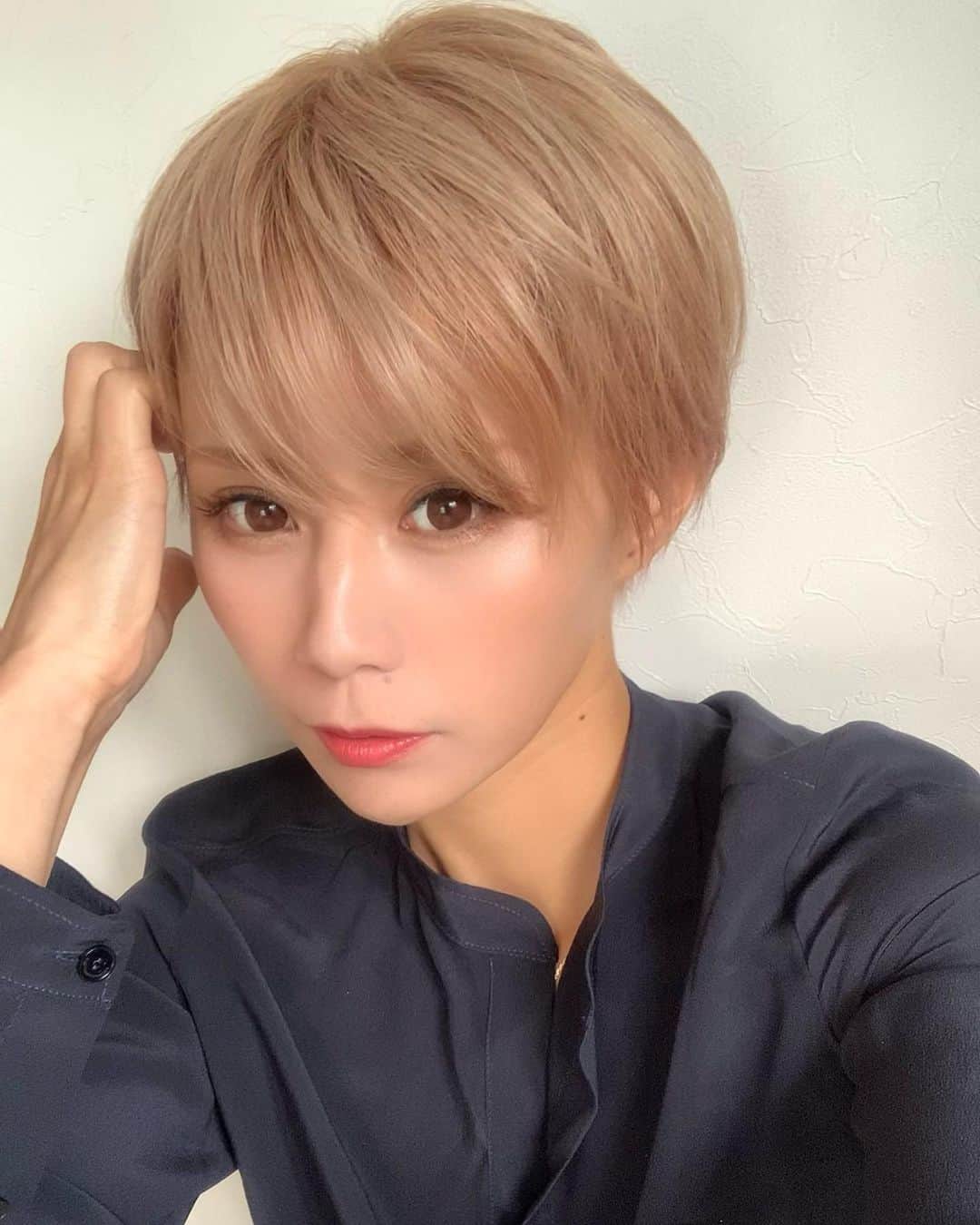 のインスタグラム：「そう、髪切りました✂︎  #ショート #ベリーショート #ハイトーンカラー #ハイトーンショート #ショートヘア #ヘアカット #ヘアスタイル #美容室 #イメチェン #熊本」