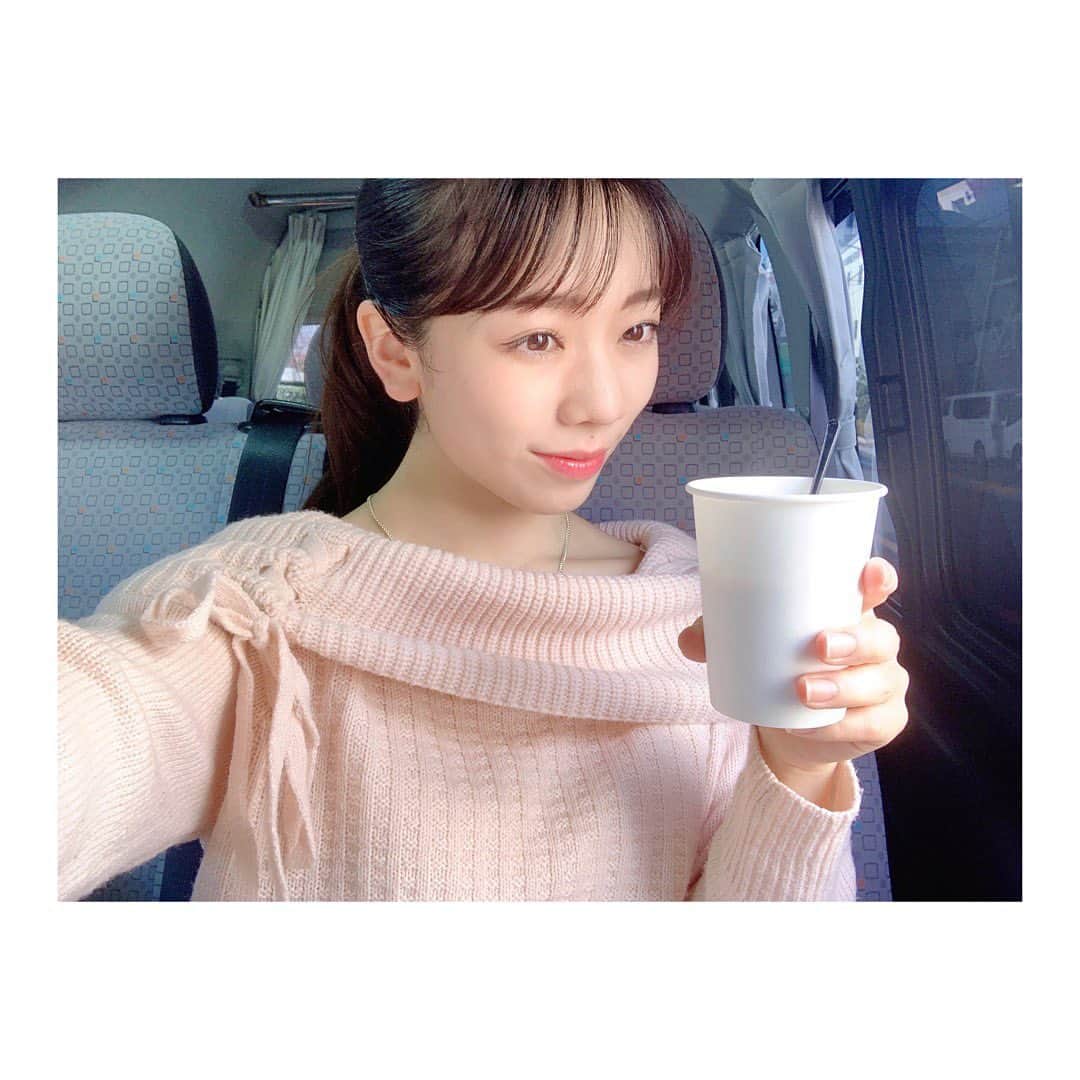 平岡映美さんのインスタグラム写真 - (平岡映美Instagram)「先日の撮影にて。 バスで待機していると、 『朝早いからと思ったので🌸』と。 スタッフさんが手作りのコーヒーを持ってきてくださいました☕️ ・ 心が、ぎゅーーーっと温まりました☺️ 皆さま、いつも本当にありがとうございます。 #平岡映美 #感謝」12月2日 20時56分 - eimi_hiraoka_official