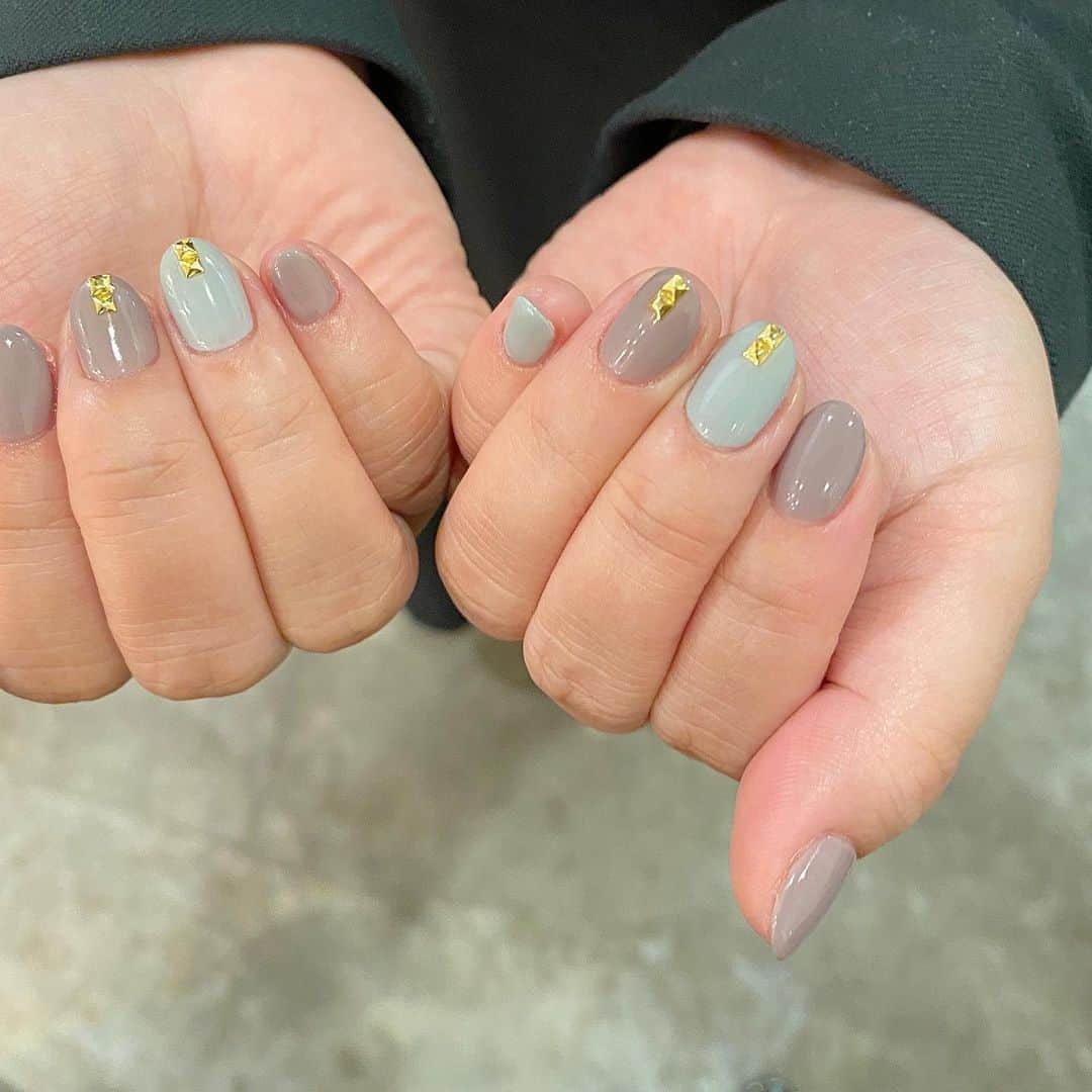 Kana Kobayashiさんのインスタグラム写真 - (Kana KobayashiInstagram)「#シンプルネイル #スタッズ #ワンカラーネイル #ネイル #nails #fashion #冬色 #オリジナルカラー」12月2日 20時56分 - anela_kana