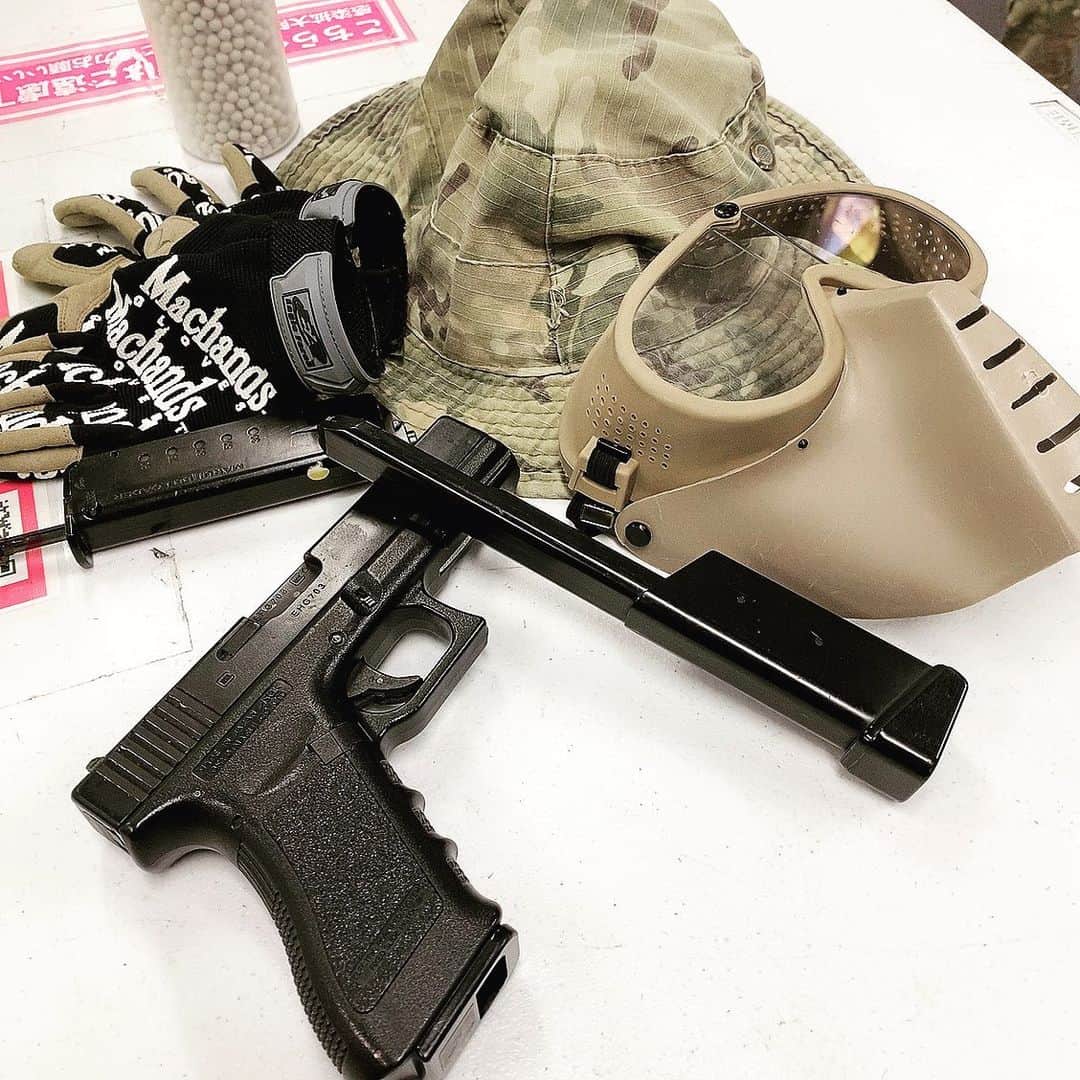 中谷彩伽のインスタグラム：「. はじめてのサバゲーでは全部レンタル品でやってみた(๑•̀ㅂ•́)و✧ 12月もサバゲー行く予定なので、それまでにフェイスガード(右のベージュの)は買いたいなあ💭 . フェイスガードは、フィールドに入る時に絶対必要な物で、付けないと安全性の問題でフィールドに入れないの💦⚠️ 目にBB弾が当たると失明しちゃう可能性もあるみたい…😱 . フェイスガードも色んな色やデザインがあるからネットとかも見つつカッコイイの探してるよ💪🏼💓 . サバゲー専用のゴーグル＋マスクでも大丈夫だけど、私はフェイスガードにしようかと思ってます(๑•̀ㅂ•́)و✧ . まだまだ私も初心者なので、皆さんのオススメとかも教えてください^^* . #サバイバルゲーム #サバゲー #サバゲ #サバゲー女子 #ミリタリー #airsoftgun #迷彩服 #サバゲー装備 #サバゲーフィールド #サバゲーマー #サバゲー初心者 #ASOBIBA #ASOBIBAイメージガール #エアガン #ミリタリーモデル #セミロング #ミスコン #ミスコングランプリ」