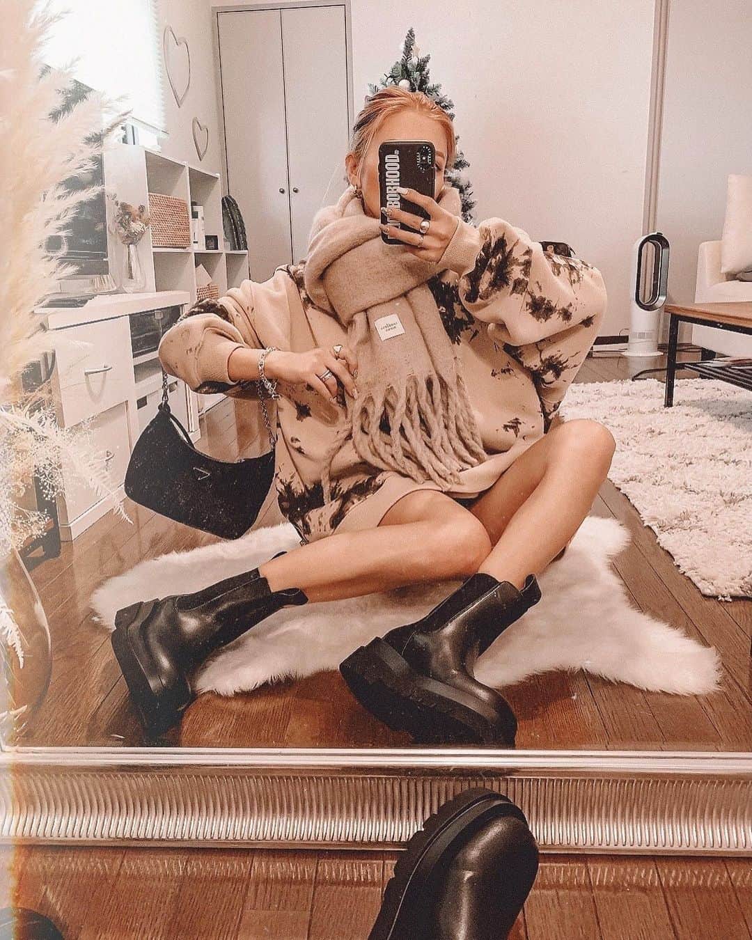 ✷kana✷のインスタグラム：「🏃‍♀️🏃‍♀️🏃‍♀️ . 師走だね〜〜、、💨 2020ラストスパート気を焦らず、 みなさまがんばりましょう！ . @su_do___  オーバースウェット、 珍しいカラーのタイダイ♡ 寒がりなので、 とにかく裏起毛ばっかりきてます。 . #coordinate」