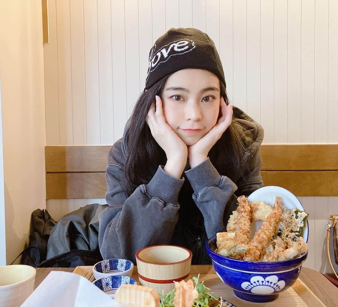 治田みずきさんのインスタグラム写真 - (治田みずきInstagram)「8ヶ月も日本に帰れてなくて日本食が恋しい私😭 この間友達のインスタで見た天丼のお店に速攻行ってきた🍚🥰 天ぷらもタレの味も日本の味そのまま！って感じでとても感動した。 価格もこのボリュームにしてはリーズナブルかな、と思うので 在韓日本人の方にもオススメです🥺 . 일본에 이렇게나 오래 못간게 처음이라 일식이 너무 그리워서 찾아간 #저스트텐동 ㅎㅎ 튀김도 소스도 일본에서 많이 먹은 내가 원하던 그 맛이었어요...! 일식 좋아하는 분들한테 강추예영🥰   #저스트텐동 #저스트텐동송리단길점 #송리단길맛집 #석촌호수맛집 #송파맛집 #잠실맛집 #텐동맛집 #인생텐동」12月2日 20時58分 - miju120