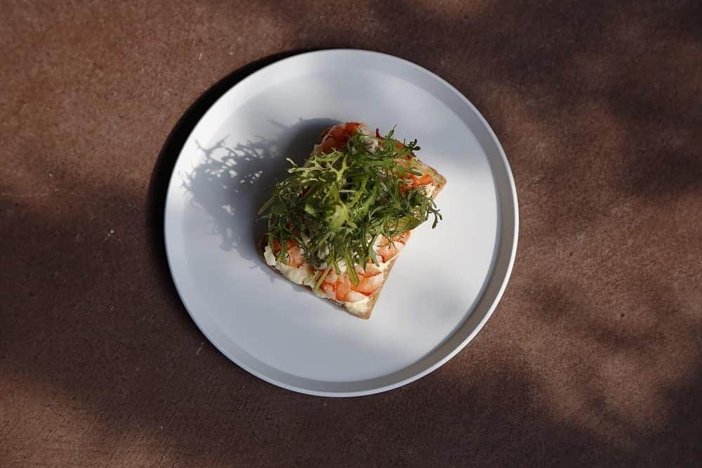 枚方T-SITEさんのインスタグラム写真 - (枚方T-SITEInstagram)「ホテルレストランの本格料理をお持ち帰り頂けます  『THE REIGN HOTEL 』 眠り・食・アート&クリエイティブの質を高めることで、新しい感覚の京都滞在を体験できるデザインホテル。  2021年2月22日（月）のグランドオープンに先駆け、一足先に枚方T-SITEにて「レストラン&カフェ」が先行オープン！ レストランのメインであるデンマークの伝統料理「スモーブロー（オープンサンド）」のボックスをご用意致しました。ライ麦パンに肉や魚介、野菜など様々な具材が乗ったスモーブローは見た目も美しく、心も体も喜ぶ一品。  【INFORMATION】 開催期間:~12月3日（木） 時間:10:00~20:00 場所:1F 催事スペース  T-SITEにて、見慣れぬ店舗を見つけたら‥ふとおいしそうな匂いに気づいたら‥それは"新たな発見"のはじまりかもしれません。  #hirakata#枚方市#枚方市駅 #枚方tsite #hirakatatsite #枚方蔦屋書店 #hirakata_tsutayabooks #枚方 #京都 #tsite  #hirakata_tsite﻿﻿ #眠り #健康 #ライフスタイル #食 #カフェ #cafe #オシャレ #クリエイティブ #ポートレート #アート #スモーブロー #smorrebrod #オープンサンド #ランチ #デンマーク #スイーツ巡り #スイーツ大好き #スイーツ好き #サンドウィッチ」12月2日 20時59分 - hirakata_tsite