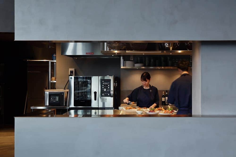 枚方T-SITEさんのインスタグラム写真 - (枚方T-SITEInstagram)「ホテルレストランの本格料理をお持ち帰り頂けます  『THE REIGN HOTEL 』 眠り・食・アート&クリエイティブの質を高めることで、新しい感覚の京都滞在を体験できるデザインホテル。  2021年2月22日（月）のグランドオープンに先駆け、一足先に枚方T-SITEにて「レストラン&カフェ」が先行オープン！ レストランのメインであるデンマークの伝統料理「スモーブロー（オープンサンド）」のボックスをご用意致しました。ライ麦パンに肉や魚介、野菜など様々な具材が乗ったスモーブローは見た目も美しく、心も体も喜ぶ一品。  【INFORMATION】 開催期間:~12月3日（木） 時間:10:00~20:00 場所:1F 催事スペース  T-SITEにて、見慣れぬ店舗を見つけたら‥ふとおいしそうな匂いに気づいたら‥それは"新たな発見"のはじまりかもしれません。  #hirakata#枚方市#枚方市駅 #枚方tsite #hirakatatsite #枚方蔦屋書店 #hirakata_tsutayabooks #枚方 #京都 #tsite  #hirakata_tsite﻿﻿ #眠り #健康 #ライフスタイル #食 #カフェ #cafe #オシャレ #クリエイティブ #ポートレート #アート #スモーブロー #smorrebrod #オープンサンド #ランチ #デンマーク #スイーツ巡り #スイーツ大好き #スイーツ好き #サンドウィッチ」12月2日 20時59分 - hirakata_tsite
