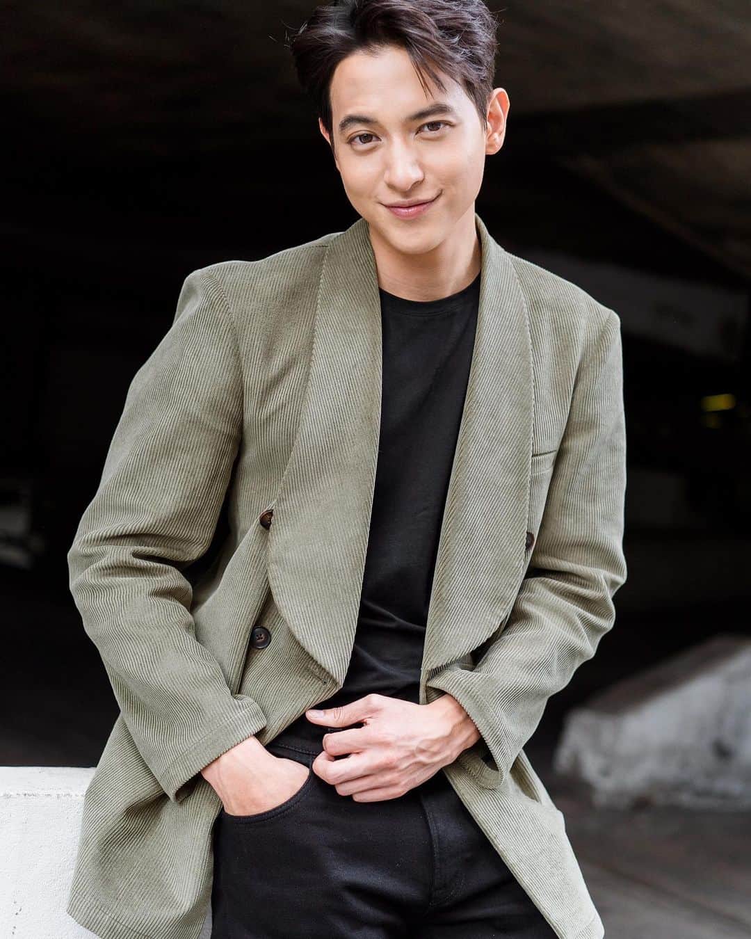 Jirayu Tangsrisukさんのインスタグラム写真 - (Jirayu TangsrisukInstagram)「เป็นคนสายลุย บางวันก็คุยกับเสาไฟฟ้า .. ปกติไม่ใช่คนบ้า แต่บางเวลาก็ไม่ปกติ .. ที่ยิ้มไม่ได้เจ้าชู้ แค่เอ็นดูในความน่ารัก ☺️❤️ ... @vanillinstudio @jaekwoung」12月2日 21時00分 - jirayu_jj