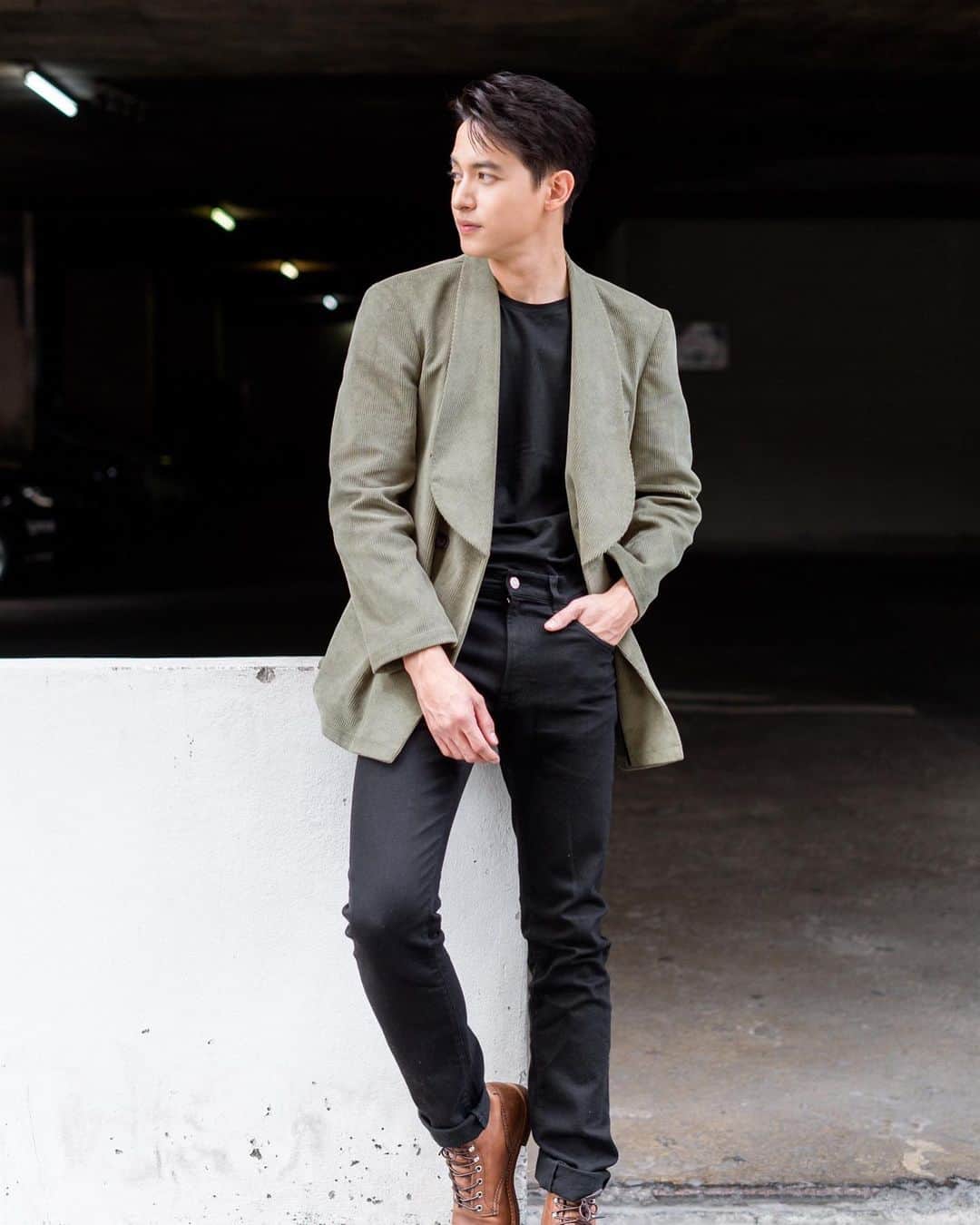 Jirayu Tangsrisukさんのインスタグラム写真 - (Jirayu TangsrisukInstagram)「เป็นคนสายลุย บางวันก็คุยกับเสาไฟฟ้า .. ปกติไม่ใช่คนบ้า แต่บางเวลาก็ไม่ปกติ .. ที่ยิ้มไม่ได้เจ้าชู้ แค่เอ็นดูในความน่ารัก ☺️❤️ ... @vanillinstudio @jaekwoung」12月2日 21時00分 - jirayu_jj