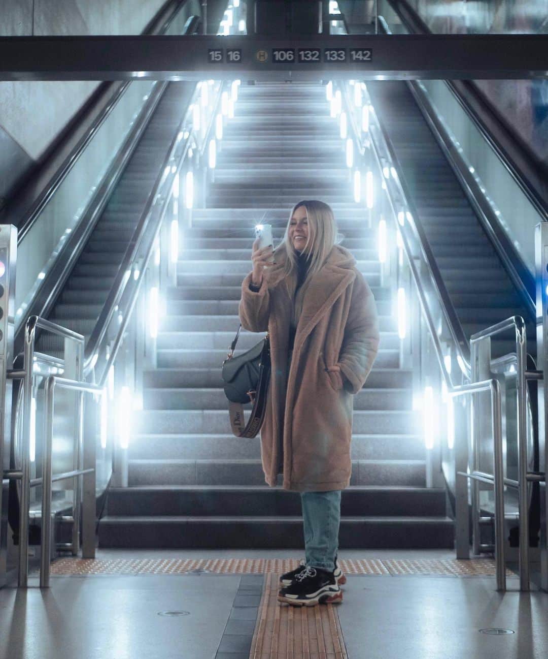 のインスタグラム：「𝐉𝐈𝐍𝐆𝐋𝐄 𝐁𝐄𝐄 🎅🏼✨ - 𝐓𝐀𝐆 𝟐  a n z e i g e  Im zweiten Türchen verlose ich gemeinsam mit @placetob das NEUE iPhone 12 (64GB, im Wert von über 850€ ) 😍🎉  𝗜𝗵𝗿 𝘄𝗼𝗹𝗹𝘁 𝗱𝗮𝘀 𝗶𝗣𝗵𝗼𝗻𝗲 𝟭𝟮 𝗴𝗲𝘄𝗶𝗻𝗻𝗲𝗻? 𝗗𝗮𝘀 𝗺ü𝘀𝘀𝘁 𝗜𝗵𝗿 𝘁𝘂𝗻 :   1.FOLGE MIR & @placetob 2.LIKE DIESEN BEITRAG 3.KOMMENTIERE DIESEN BEITRAG MIT EINEM EMOJI (ihr könnt auch mehrfach kommentieren 🤓 )  Morgen wird der Gewinner unter meinem nächsten Post bei 𝐓𝐀𝐆 𝟑 bekannt gegeben - ihr habt 24h Zeit, ALSO BEEILT EUCH 😍 Ganz viel Glück! 🖤  Teilnahmebedingungen: www.keinhype.de/teilnahmenbedingungen-dagi  ————————————————————————————————— Beim gestrigen JINGLE BEE - 𝐓𝐀𝐆 𝟏 konntet Ihr einen von 3 @keinachtsbaum en gewinnen 😍 ! HIER die 3 Gewinner : @helen.altgeld  @vanessa.vslnk @goluckymilla   HERZLICHEN GLÜCKWUNSCH 🖤」