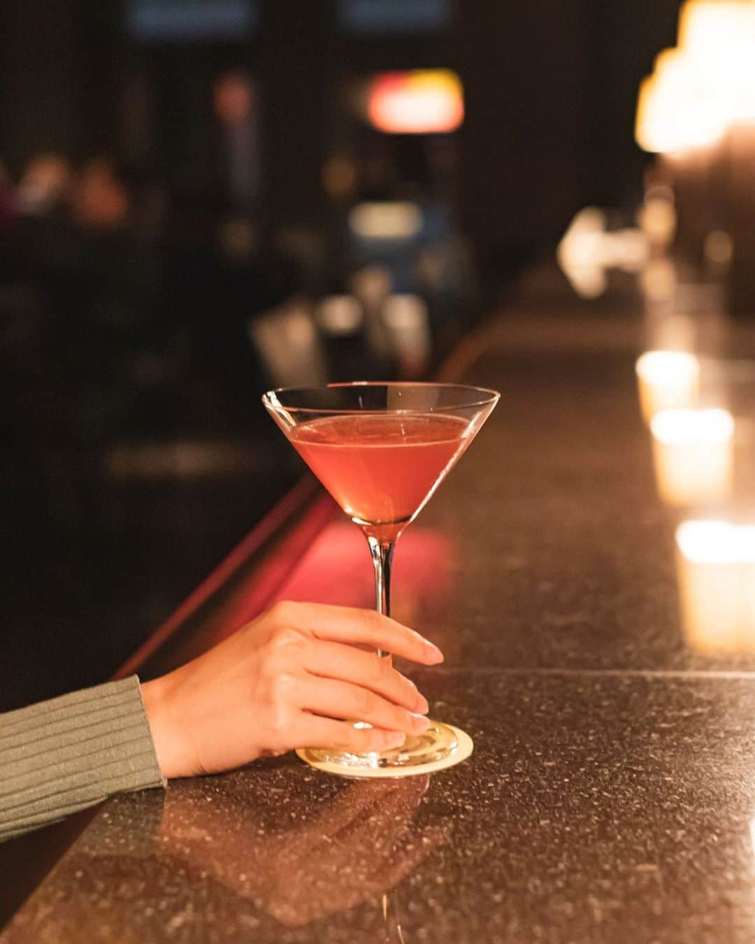 Park Hyatt Tokyo / パーク ハイアット東京さんのインスタグラム写真 - (Park Hyatt Tokyo / パーク ハイアット東京Instagram)「Cocktail o'clock from our New York Bar. Start the night with our L. I. T. cocktail 🍸  今宵の最初の1杯はニューヨーク バーにて「L.I.T.」はいかがでしょう。  Share your own images with us by tagging @parkhyatttokyo  ————————————————————— #parkhyatttokyo#luxuryispersonal #NewYorkBar #cocktail #lostintranslation  #パークハイアット東京 #ニューヨークバー #カクテル #ロストイントランスレーション」12月2日 21時00分 - parkhyatttokyo