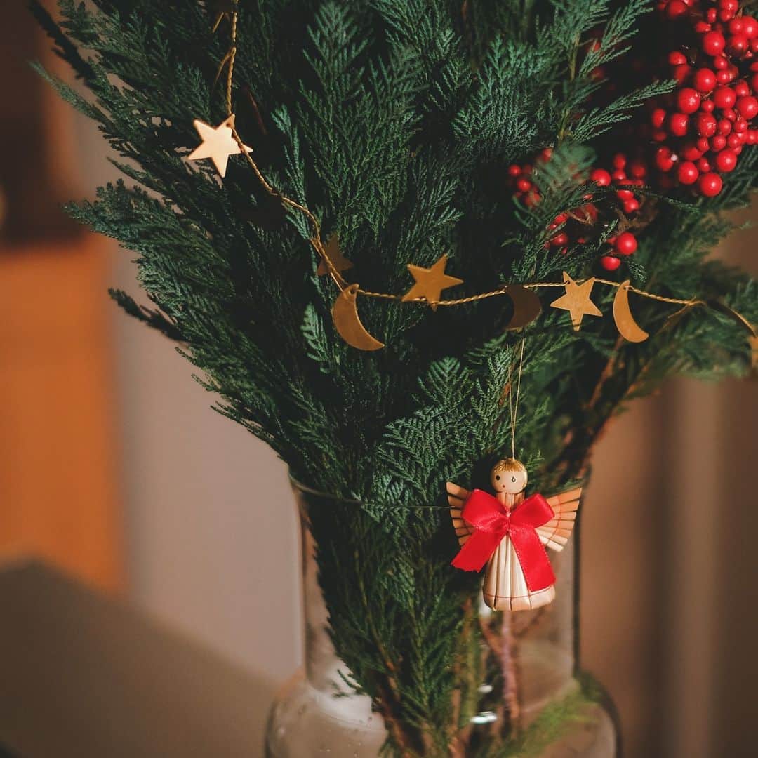 北欧、暮らしの道具店さんのインスタグラム写真 - (北欧、暮らしの道具店Instagram)「枝物に飾れば、即席ツリーのできあがり！ 私たちも大好きなfog linen workから、今年は、クリスマスにぴったりな「ガーランド」が届きました！ . - - - - - - - - - - - - 家で過ごすじかんが増えているのもあってなのか、 いつにも増して今年のクリスマスは 『なにか飾り付けをして、楽しみたいな〜！』 なんて気持ちに🎄  そんな今年は、私たちも大好きな fog linen work から、 「クリスマスのガーランド」が登場です！  このガーランドは、 真鍮でできているので、シックな佇まい。 少し飾り付けるのにも、 ちょうど良い華やかさで 大人のクリスマスを演出できそうで、 素敵だなぁと思ったんです。  fog linen workでも人気のアイテムで、 実はバイヤーが昨年から ずっと狙っていたアイテムなのだとか！  一番のポイントは、 やわらかいワイヤーでできているので、 自由自在に形を変えられること。  丸めて、リースのよう飾ったり。 キャンドルやコンポートなど、 手持ちの雑貨と組み合わせるだけで、 インテリアをクリスマスモードへと変えてくれます◎  枝物に飾れば、即席ツリーのできあがり！  お部屋の中に少し飾りがあるだけで 気分が上がるので、ぜひ取り入れて、 今年のクリスマスをお楽しみくださいね◎」 . - - - - - - - - - - - - fog linen work / ガーランド（スター） . ▶︎ プロフィールのリンクからも、お値段・サイズなど詳しい情報をご覧いただけますよ。→@hokuoh_kurashi . 🎁「クラシ手帳2021」プレゼントキャンペーン実施中！お買いものいただいた方全員に、当店オリジナルの手帳を無料でお届けいたします。 . #interior#interiors#instahome#homewares#homestore#foglinenwork#フォグリネンワーク#オーナメント#真鍮#ブラス#ツリー#クリスマス#飾り付け#インテリア#北欧インテリア#リビング#マイホーム#インテリア雑貨#シンプル#シンプルライフ#シンプルデザイン#暮らしを楽しむ#日々の暮らし#北欧#暮らし#北欧暮らしの道具店」12月2日 21時00分 - hokuoh_kurashi