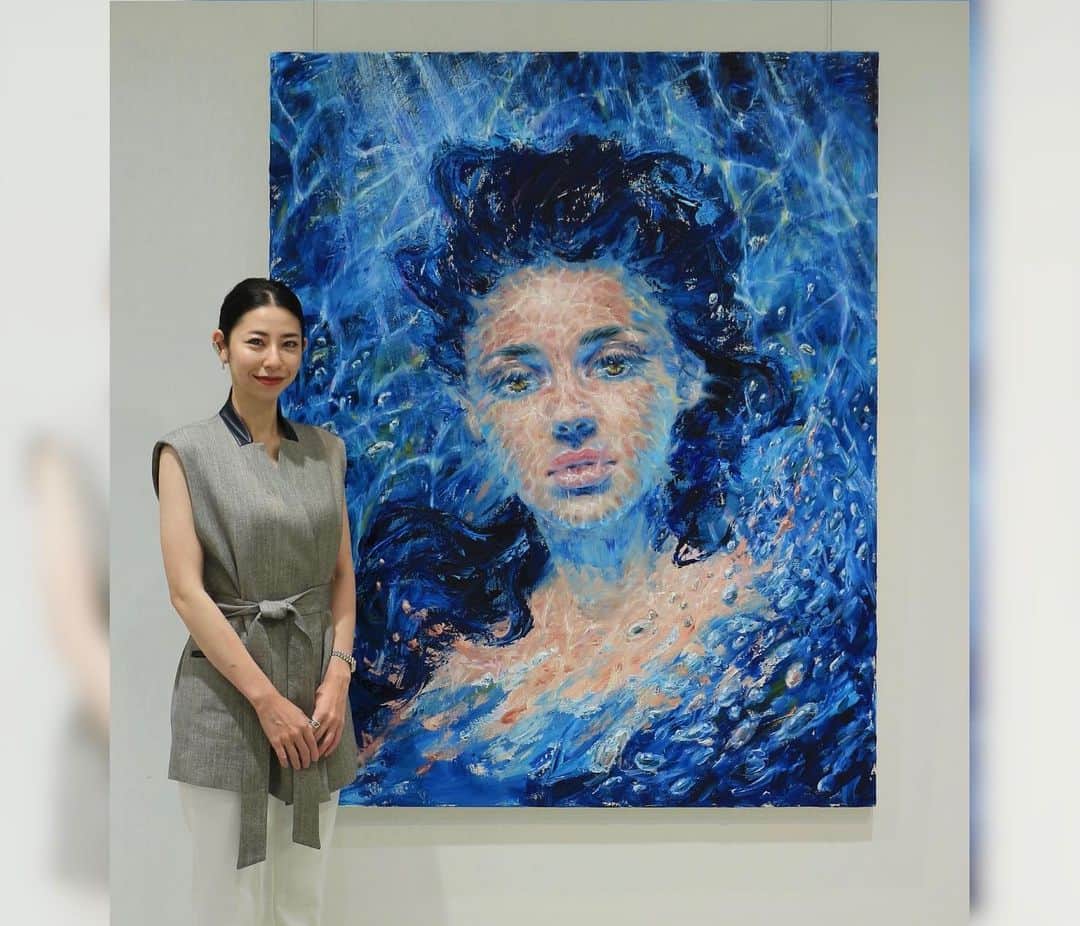 古賀陽子のインスタグラム：「My solo exhibition in Kobe has finished! Thank you so much for coming at the gallery @floreartistgallery , the web gallery and the online shop!! ・  神戸個展を無事に終えることが出来ました！ ・ ギャラリーにお越しいただいた皆様、 VR展示やオンラインショップをご覧いただいた皆様、 いつも応援してくださる方々に心より感謝申し上げます！ ・ ギャラリーでは、 「暗いニュースが続く中、明るい気分になりました。」 「エネルギー、パワーをもらいました。」 「癒されて、疲れが吹っ飛びました。」 などのお声をかけていただき、 語彙力のない私はひたすら「嬉しいです😭✨」 を連発しておりました😹 ・ 本当にこの言葉に尽きるほど感激し、こちらこそ元気をいただくことができ感謝の気持ちでいっぱいになりました！ ・ 今回はコロナ対策としてご自宅でも愉しんでいただければと、VR展示やオンラインショップを導入しました。 ギャラリーにお越しいただけない方々にも喜んでいただけて、本当にやって良かったです！ ・ 今後も工夫を凝らしながら展示をしていけたらと思っています。 ・ 今回の個展も多くの方達の大きな支えに助けられて完成しました。 いつも応援してくださる方々と支えて助けてくださる方々への感謝の気持ちが制作の励みとなっております。 今後も常に成長や変化をお見せできるよう制作を頑張ります。 本当にどうもありがとうございました‼️ ・ ____________________________ #アート #アーティスト #アートワーク  #アートコレクター #画家 #美術館 #作品 #絵画展 #アートのある暮らし #絵画のある暮らし #絵のある暮らし #アート好きな人と繋がりたい #ギャラリー #個展  #油絵 #画廊 #人物画 #美人画 #神戸 #三宮 #北野坂 #西宮 #art #artwork #gallery #artist #oilpaintartist #exhibition #古賀陽子 #yokokoga」
