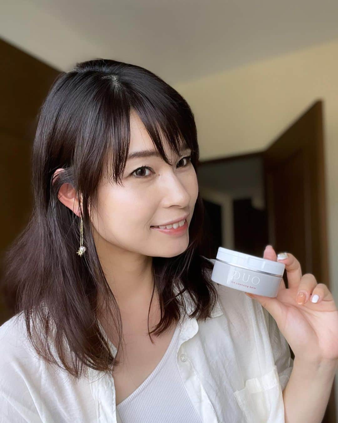 三佐和あやのインスタグラム：「肌に乗せた瞬間 とろ〜〜りとろけるクレンジング ✨﻿DUOを愛用して使ってます𓈒𓏸𓐍  ﻿ 毛穴より小さいカプセルで毛穴に入り込み ごっそり洗浄 使用後は もちもちに潤う感覚が嬉しくなっちゃいます ☄︎ いちご鼻にもいいよ✨﻿ ﻿ いちばん気に入ってるのは、﻿ アイメイクに使った際に パンダ目にならず すっと馴染んでメイクを落としてくれる﻿ バーム特有のこってりした油っぽさがない点！﻿ （前使ってたバームは たまにパンダになってしまってた）﻿ ﻿ すっきりメイクを落としてくれるのに、肌には潤いを与えてくれる感覚で﻿ クレンジングするたびに、もちもち肌が若返る様な感じがするんですよね𓅿𓈒𓏸𓐍﻿ ﻿ ダブル洗顔不要だから 子育てに忙しい今のわたしにぴったりなので 手放せなくなってます✨﻿ ﻿ 通販で ɢᴇᴛ したんですが、﻿ お試し感覚で購入できる気楽さが決め手でした✨﻿ 1回目は 半額で買えて、﻿ 2回目も20%オフで買えて、﻿ 2回目買ったら もう解約できるんです。﻿ ﻿ どっちにしろ 2回試せて ひとつを普通に買うより随分お得なシステムになってるし、﻿ おうちに届く期間を設定できるんで、﻿ 使い切る前に バンバン届くみたいなことがないのもいいなぁって思いました☺️﻿ そして 送料無料✨﻿ ﻿ わたし、3回目以降も普通に買います 笑﻿ それくらい おすすめで﻿ クレンジング後 潤ってくれるから、急いで化粧水しなくてもいいっていうのも 余裕があって優雅なものよ〜😆✨✨﻿ ﻿ ﻿ @misawa_aya のプロフィールから﻿ 愛用品◦美容まとめ に内容を入れてますので、﻿ 購入サイトで くわしく みてみてね𓍯 ﻿ ﻿ ﻿ #洗顔 #クレンジング #メイク #美容 #美肌ケア #美容女子 #美肌 #美容好きな人と繋がりたい #美容好きさんと繋がりたい   #大人女子 #スキンケア #アンチエイジング #エイジングケア #スキンケア #ホームケア #beautiful #ママ #3児ママ #アラフォー #アラサー  #保湿 #シワ #シミ #スキンケア #スキンケアマニア」