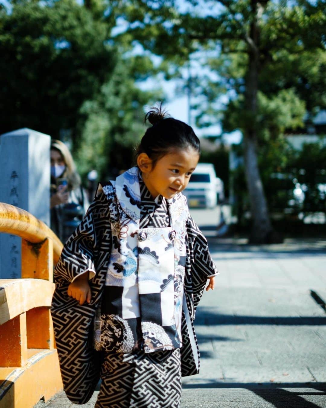 Saki さんのインスタグラム写真 - (Saki Instagram)「我が家のわんぱく ジョアンが #七五三 無事終えました👨‍👩‍👦✨  photo by @yosuketokunaga 📸  下駄はもちろん2秒しかもたず諦めスニーカーのままで。笑  とにかくずっと外走り回っていたけど… 3歳の#753 はやっぱり一番大変な時期やね😂　 5歳の時にもう少し落ち着いてくれてるといいな😂その時袴着楽しみ✨  写真まだまだあるので親バカ投稿続きます❤️🙏🏼 　 写真6.7枚目わたしストーカー並に写ってしまってる🤣🤣🤣」12月2日 21時01分 - saki1011
