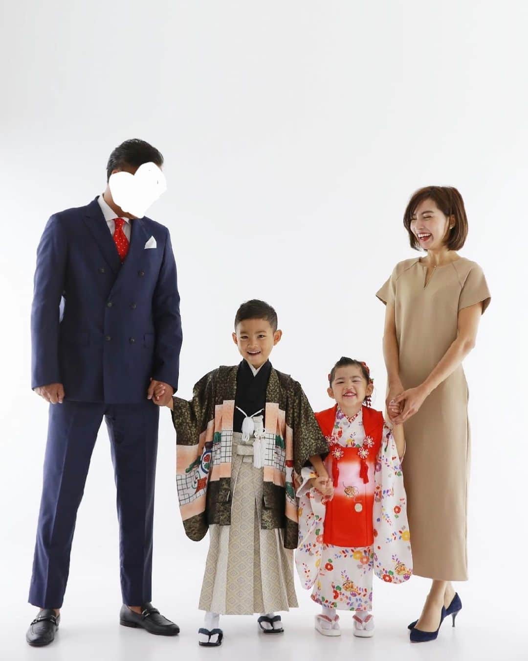 黒宮ニイナのインスタグラム：「これで七五三最後の写真にします👨‍👩‍👧‍👦💕  撮影する前は、2歳児の娘のイヤイヤが始まったらどうしようかとヒヤヒヤだったけど、スタジオの皆さんが楽しくしてくれて無事に撮影することができました😆✨ 息子と娘はもちろん、親の私たちまで楽しく自然と笑顔が溢れました🥰  最後に仕上がった写真をスライドショーで流してくれて2人の成長を観ながら色々思い出してうるうる🥺 いい思い出になったし、素敵なスタジオでした💖  #七五三 #七五三撮影 #家族写真 #スタジオ撮影 #兄妹 #5歳男の子 #2歳10ヶ月女の子 #3歳女の子 #3歳差兄妹 #2児ママ #男の子ママ #女の子ママ #2人育児 #ママライフ #mama #2kidsmom #mamalife」