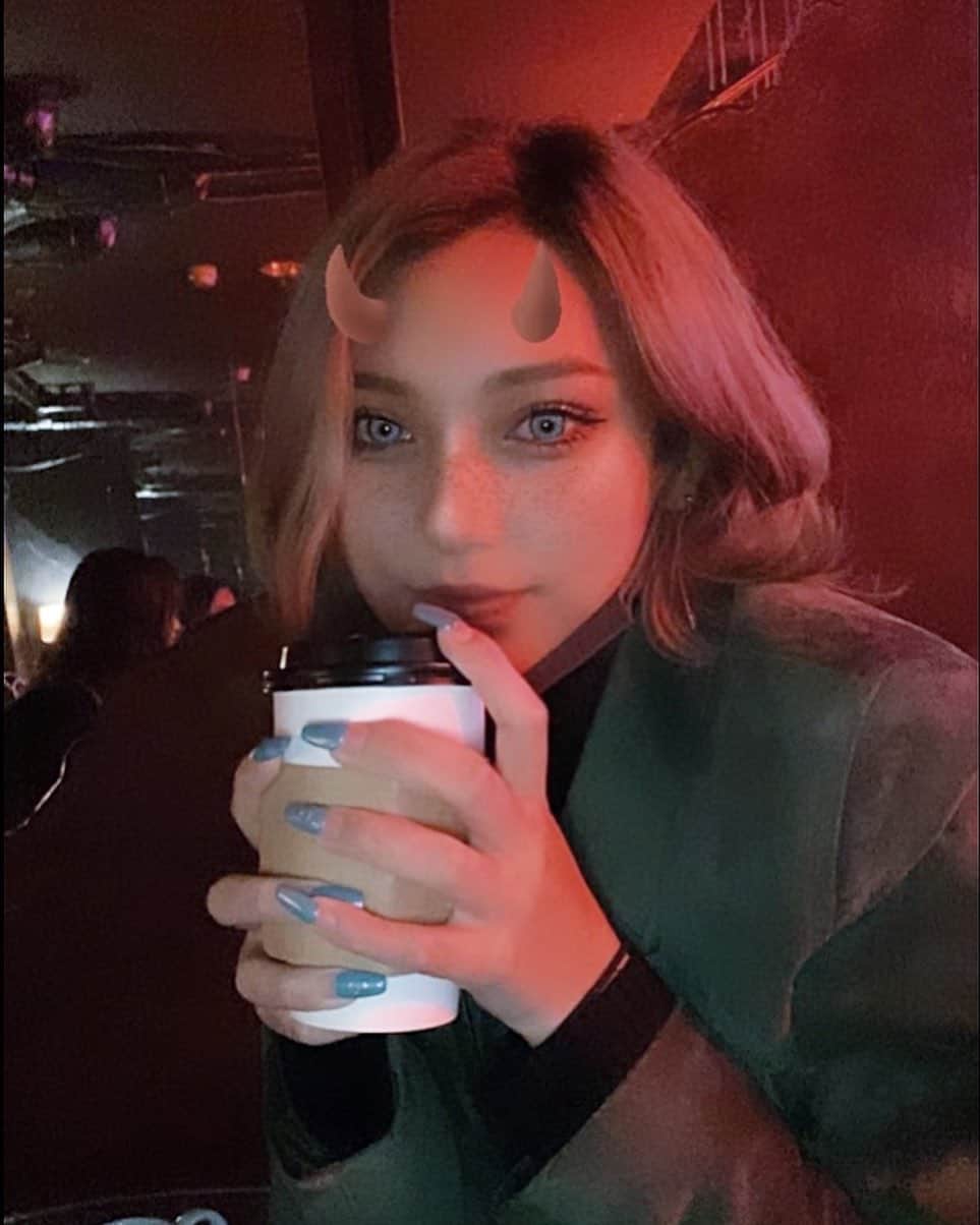 えまぽち(穂波エマ)のインスタグラム：「鬼久々に友達と会ってHiphopが流れるcafe連れてってくれた☕️  ええやつかよ」