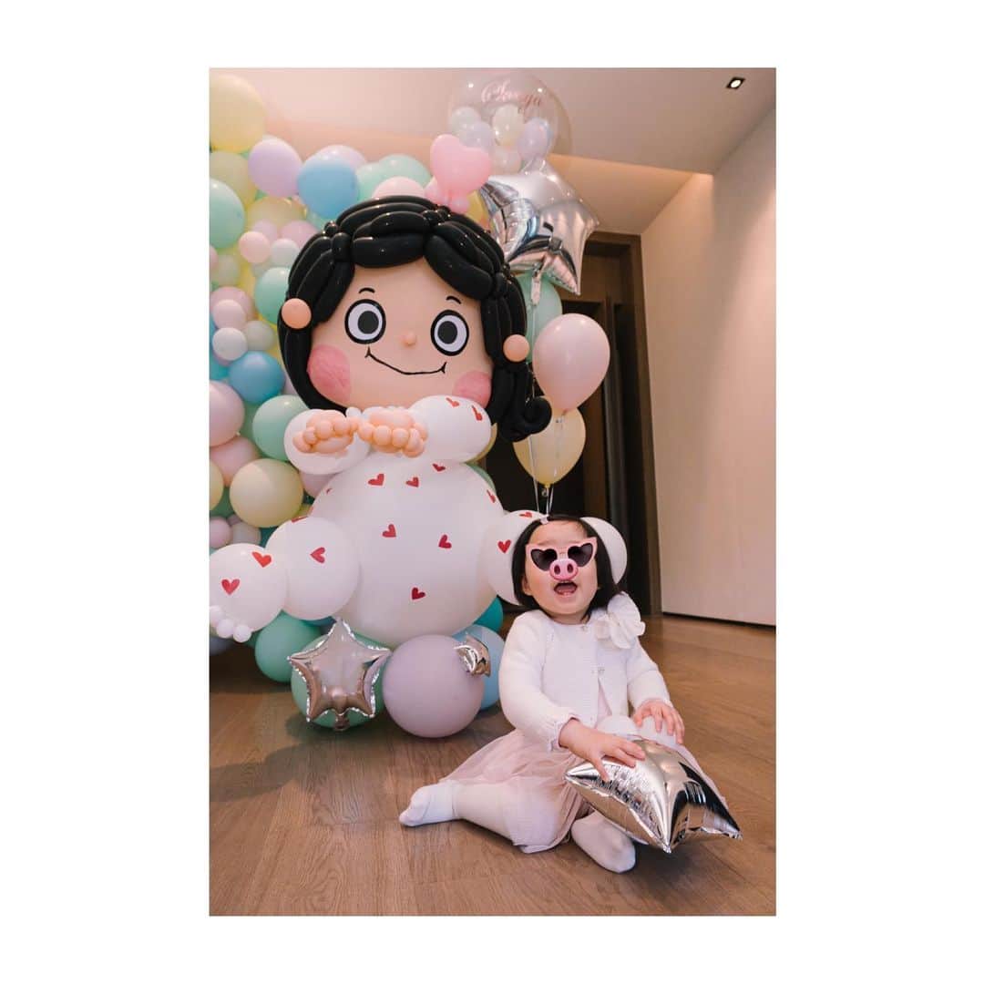 チャウ・パッホウのインスタグラム：「很快就一年了 感恩  Sonya 的一歲生日會早前在家舉行 她整天也露出無可取代的笑容 感謝愛我們的人 我們會繼續努力🧡」