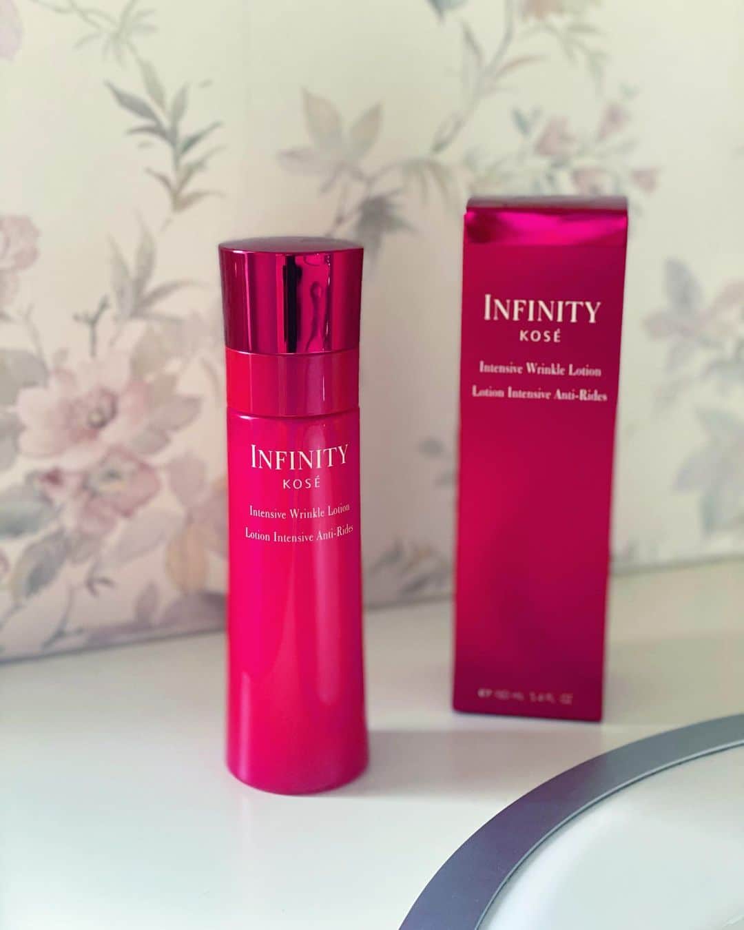 のインスタグラム：「#kose #INFINITY シリーズの 「#インテンシブリンクルローション」😉✨ @kose_official ㅤㅤㅤㅤㅤㅤㅤㅤㅤ 肌の柔軟性を高めシワの目立たない肌へ導き、シワを改善する化粧水。 ㅤㅤㅤㅤㅤㅤㅤㅤㅤ ㅤㅤㅤㅤㅤㅤㅤㅤㅤ 💙 INFINITY インテンシブリンクルローション💙 2020年11月16日新発売 《フレッシュフローラルブーケの香り》 ［医薬部外品］ 160mL  7,000円（税抜） https://www.kose.co.jp/infinity/product/intensive_wrinkle_lotion/  ㅤㅤㅤㅤㅤㅤㅤㅤㅤ 💚使用方法💚 洗顔後に手のひらにポンプを3～ 4 回押した量をとり、 やさしくパッティングするように肌になじませます。 ㅤㅤㅤㅤㅤㅤㅤㅤㅤ 🟠リンクルパック処方 使用中からシワ改善への期待が高まるリッチな感触。 濃厚タッチのオイルと肌なじみのよいオイルを バランスよく配合。 ㅤㅤㅤㅤㅤㅤㅤㅤㅤ テクスチャーはとってもまろやかな感触で 伸びがとっても良いので少しの量でも 顔全体に広がってくのを感じます😊💓 ㅤㅤㅤㅤㅤㅤㅤㅤㅤ フローラルな香りもお気に入り💐✨✨ ㅤㅤㅤㅤㅤㅤㅤㅤㅤ 使い始めてから、すごくお肌が柔らかくなったよ❤️ これからの変化も楽しみ😍💕 ㅤㅤㅤㅤㅤㅤㅤㅤㅤ ㅤㅤㅤㅤㅤㅤㅤㅤㅤ ㅤㅤㅤㅤㅤㅤㅤㅤㅤ  ㅤㅤㅤㅤㅤㅤㅤㅤㅤ ㅤㅤㅤㅤㅤㅤㅤㅤㅤ ㅤㅤㅤㅤㅤㅤㅤㅤㅤ  ㅤㅤㅤㅤㅤㅤㅤㅤㅤ ㅤㅤㅤㅤㅤㅤㅤㅤㅤ ㅤㅤㅤㅤㅤㅤㅤㅤㅤ  ㅤㅤㅤㅤㅤㅤㅤㅤㅤ ㅤㅤㅤㅤㅤㅤㅤㅤㅤ ㅤㅤㅤㅤㅤㅤㅤㅤㅤ  #コーセーインフィニティ #インテンシブリンクルローション #化粧水 #コーセー #PR #インテンシブリンクルエマルジョン #コスメ #スキンケア #cosme #skincare #化粧水 #乳液 #美容 #美肌 #コスメ #コスメ好きさんと繋がりたい美容 #美容day #뷰스타그램 #skincare #beauty #스킨케어 #自分磨き #インスタグラマー #インフルエンサー」