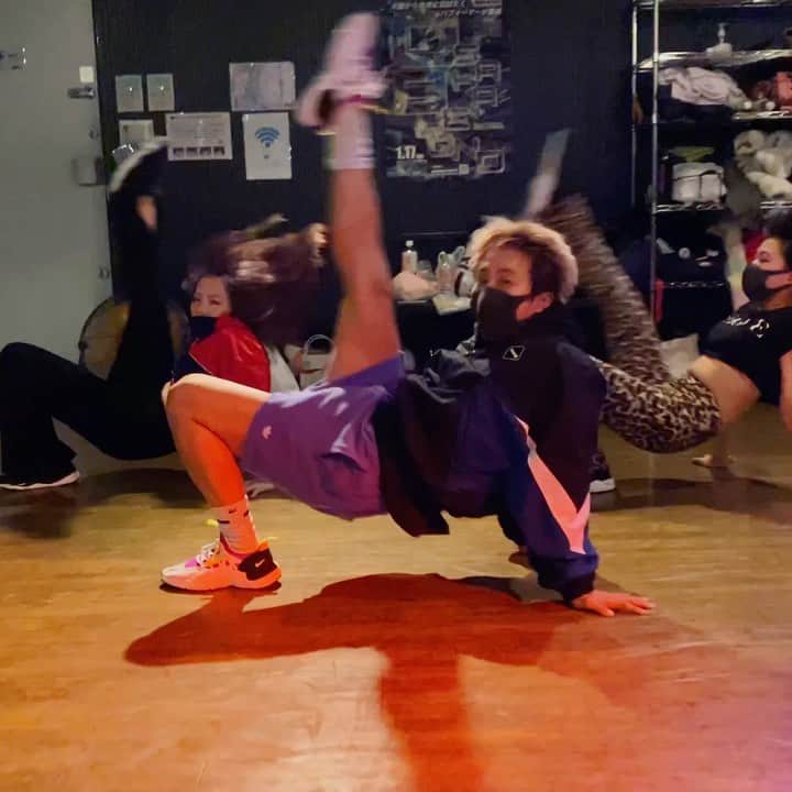 のインスタグラム：「🐙大阪WS🔥🐙  ♫music♫ @britneyspears #3  happy BD britney❤️  🔥Dancer🔥 @ruru_roza @anju.124   大阪WSきてくれた皆様、ありがとうございました❤️  #dance #jazzfunk #choreographer #avecoo #britneyspears #osaka #tokyo #japan #消毒bba #ガールズとは呼ばせない❤️」