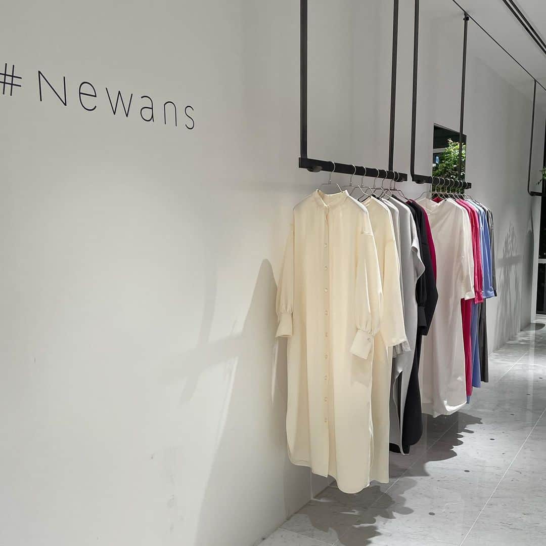 yuさんのインスタグラム写真 - (yuInstagram)「・ @newans.official  2021SS展示会へ❁ ・ ハッシュニュアンスとえばシャツ‼︎ 襟にきゅんとしてしまった1枚目のシャツは即決。 真っ白じゃなくてほんのりグレーの色味が甘さを抑えてくれて🙆‍♀️ ・ ワンピースの種類も豊富で目移り‼︎ 色々悩んでカーキグレーのワンピースに決めたよ✧ ・ ・ #fashion#coordinate#newans#thisismynewanswer#153cm#2021ss#exhibition#ハッシュニュアンス#大人カジュアル#シャツコーデ」12月2日 21時07分 - yu.rm