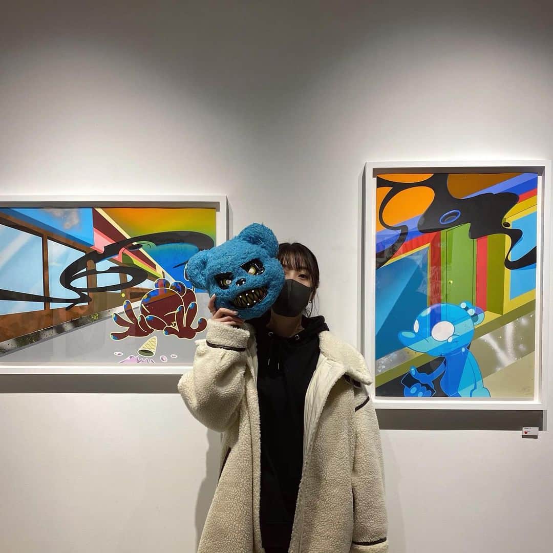 永井理子のインスタグラム：「絵見るのってたのしいね ひとつひとつストーリーがあって 聞いてみたら、想像できる💭  #coinparkingdelivery」