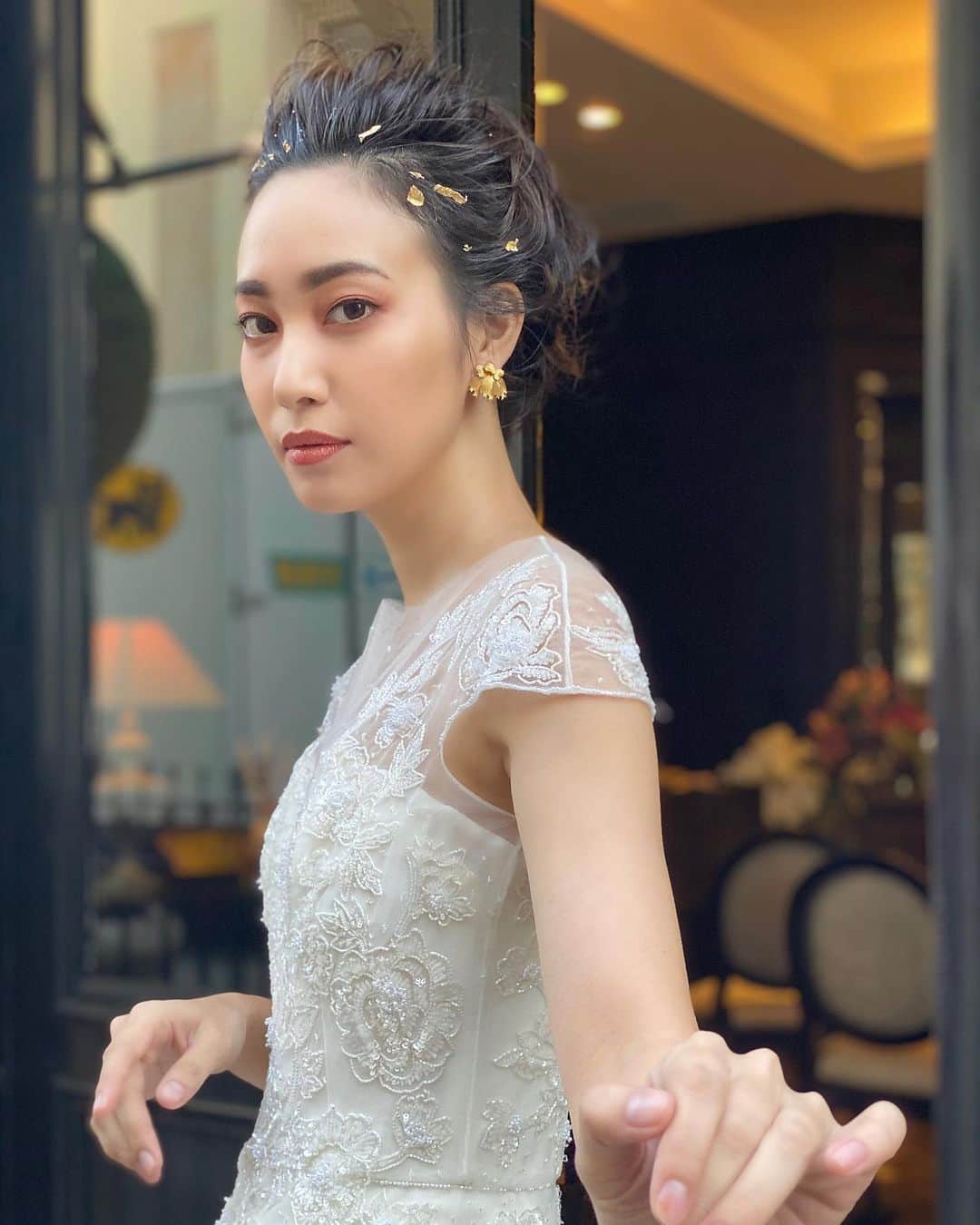 藤本奈月のインスタグラム：「金箔をヘアーに付けるのすっごくかわいかったの。 手間はかかるけど、流行っていいんやない？くらいw  . . . @juno_weddingdress  @fugee_make_up_salon   -------------------------------------------------- #junowedding#試着レポ#試着#juno天神本店  #結婚式#結婚式準備#披露宴#挙式 #海外挙式#海外#神社#神社挙式#和婚 #花嫁#福岡花嫁#プレ花嫁#卒花#プレ花嫁福岡 #日本中のプレ花嫁さんと繋がりたい  #全国のプレ花嫁さんと繋がりたい  #福岡#福岡市#天神#九州#西通り」
