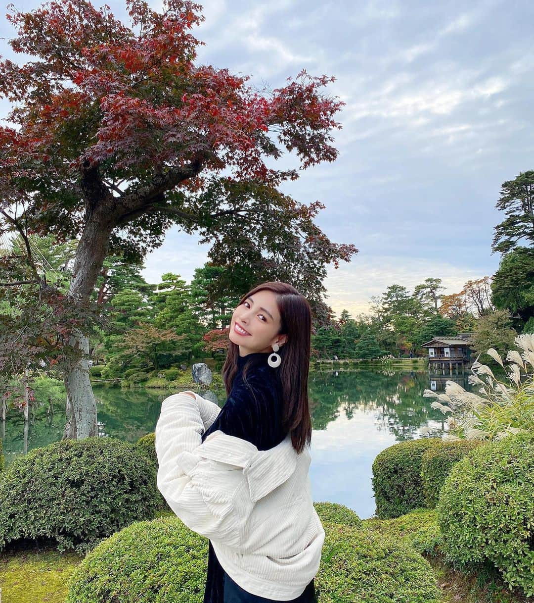 得あゆさんのインスタグラム写真 - (得あゆInstagram)「地元富山に帰ったら必ず行く金沢🍁 秋の兼六園も素敵だったなぁ💭 もう雪囲いがしてあったよ☃️ 冬の兼六園も素敵だから行きたいなぁ！ ・ ・ ・ ・ ・ ・ ・ ・ ・ ・ ・ ・ ・ ・ ・ ・ ・ #秋#紅葉#紅葉🍁#紅葉狩り#金沢#金沢旅行#兼六園#雪囲い#雪#綺麗な景色#絶景#北陸#富山#地元#旅行#女子旅#川#景色#綺麗#秋メイク#ジャケット#家族#ブーツ#autumnleaves#lipstick#jacket#travel#kanazawa#toyama#japanesegirl」12月2日 21時19分 - tokuayu819