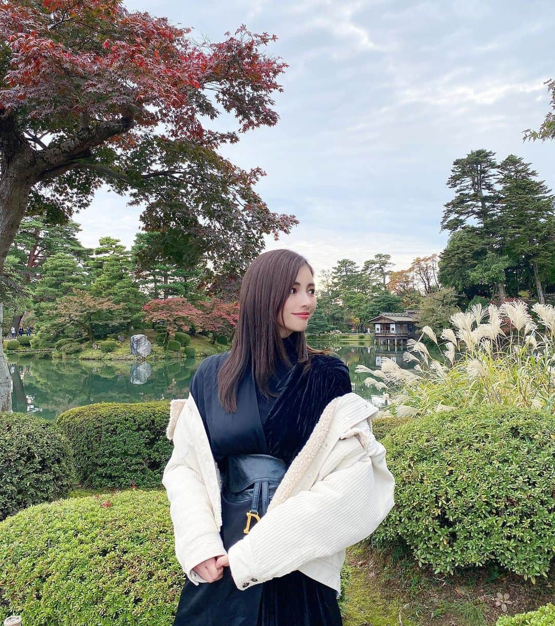 得あゆさんのインスタグラム写真 - (得あゆInstagram)「地元富山に帰ったら必ず行く金沢🍁 秋の兼六園も素敵だったなぁ💭 もう雪囲いがしてあったよ☃️ 冬の兼六園も素敵だから行きたいなぁ！ ・ ・ ・ ・ ・ ・ ・ ・ ・ ・ ・ ・ ・ ・ ・ ・ ・ #秋#紅葉#紅葉🍁#紅葉狩り#金沢#金沢旅行#兼六園#雪囲い#雪#綺麗な景色#絶景#北陸#富山#地元#旅行#女子旅#川#景色#綺麗#秋メイク#ジャケット#家族#ブーツ#autumnleaves#lipstick#jacket#travel#kanazawa#toyama#japanesegirl」12月2日 21時19分 - tokuayu819