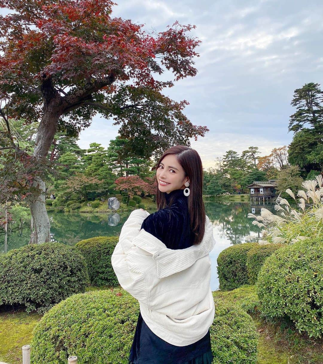 得あゆさんのインスタグラム写真 - (得あゆInstagram)「地元富山に帰ったら必ず行く金沢🍁 秋の兼六園も素敵だったなぁ💭 もう雪囲いがしてあったよ☃️ 冬の兼六園も素敵だから行きたいなぁ！ ・ ・ ・ ・ ・ ・ ・ ・ ・ ・ ・ ・ ・ ・ ・ ・ ・ #秋#紅葉#紅葉🍁#紅葉狩り#金沢#金沢旅行#兼六園#雪囲い#雪#綺麗な景色#絶景#北陸#富山#地元#旅行#女子旅#川#景色#綺麗#秋メイク#ジャケット#家族#ブーツ#autumnleaves#lipstick#jacket#travel#kanazawa#toyama#japanesegirl」12月2日 21時19分 - tokuayu819