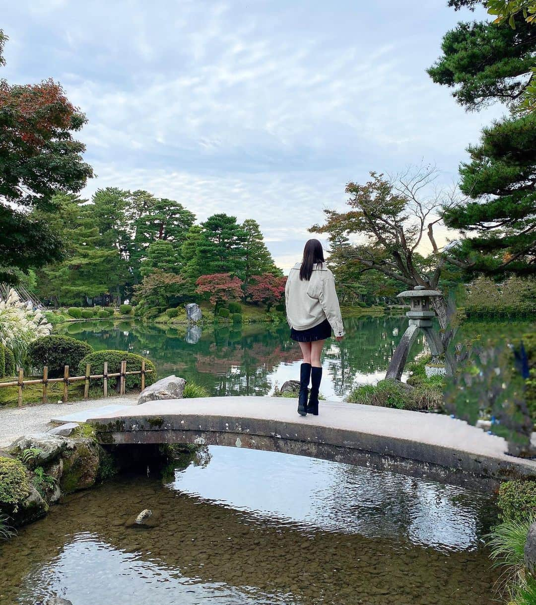 得あゆさんのインスタグラム写真 - (得あゆInstagram)「地元富山に帰ったら必ず行く金沢🍁 秋の兼六園も素敵だったなぁ💭 もう雪囲いがしてあったよ☃️ 冬の兼六園も素敵だから行きたいなぁ！ ・ ・ ・ ・ ・ ・ ・ ・ ・ ・ ・ ・ ・ ・ ・ ・ ・ #秋#紅葉#紅葉🍁#紅葉狩り#金沢#金沢旅行#兼六園#雪囲い#雪#綺麗な景色#絶景#北陸#富山#地元#旅行#女子旅#川#景色#綺麗#秋メイク#ジャケット#家族#ブーツ#autumnleaves#lipstick#jacket#travel#kanazawa#toyama#japanesegirl」12月2日 21時19分 - tokuayu819