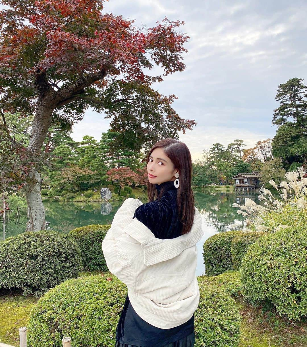 得あゆさんのインスタグラム写真 - (得あゆInstagram)「地元富山に帰ったら必ず行く金沢🍁 秋の兼六園も素敵だったなぁ💭 もう雪囲いがしてあったよ☃️ 冬の兼六園も素敵だから行きたいなぁ！ ・ ・ ・ ・ ・ ・ ・ ・ ・ ・ ・ ・ ・ ・ ・ ・ ・ #秋#紅葉#紅葉🍁#紅葉狩り#金沢#金沢旅行#兼六園#雪囲い#雪#綺麗な景色#絶景#北陸#富山#地元#旅行#女子旅#川#景色#綺麗#秋メイク#ジャケット#家族#ブーツ#autumnleaves#lipstick#jacket#travel#kanazawa#toyama#japanesegirl」12月2日 21時19分 - tokuayu819