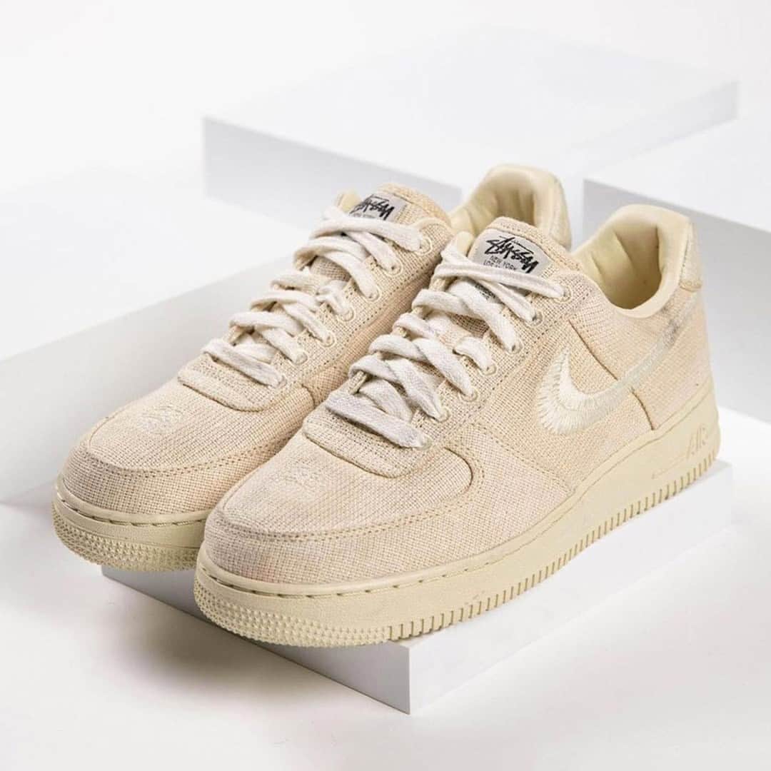 HYPEBEASTさんのインスタグラム写真 - (HYPEBEASTInstagram)「@hypebeastkicks: The @stussy x @nike Air Force 1 Low has now received a rumored release date of December 11. Coming in “Fossil Stone” and “Black” colorways, the collaboration is centered around a hemp construction, with both featuring thick embroidered midfoot Swooshes, Stüssy insignias at the toe and heel tabs that hold metallic emblem badges. It’s reported to go for a price of $130 USD, but stay tuned for official notes. ⁠ Photo: @repgod888」12月2日 21時20分 - hypebeast