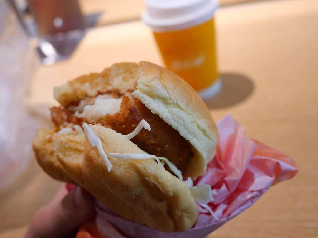 のインスタグラム：「発売日ということで、出来立てほやほやを食べました。あったかい♨️  #マクドナルド #グラコロ #グラコロ2020」